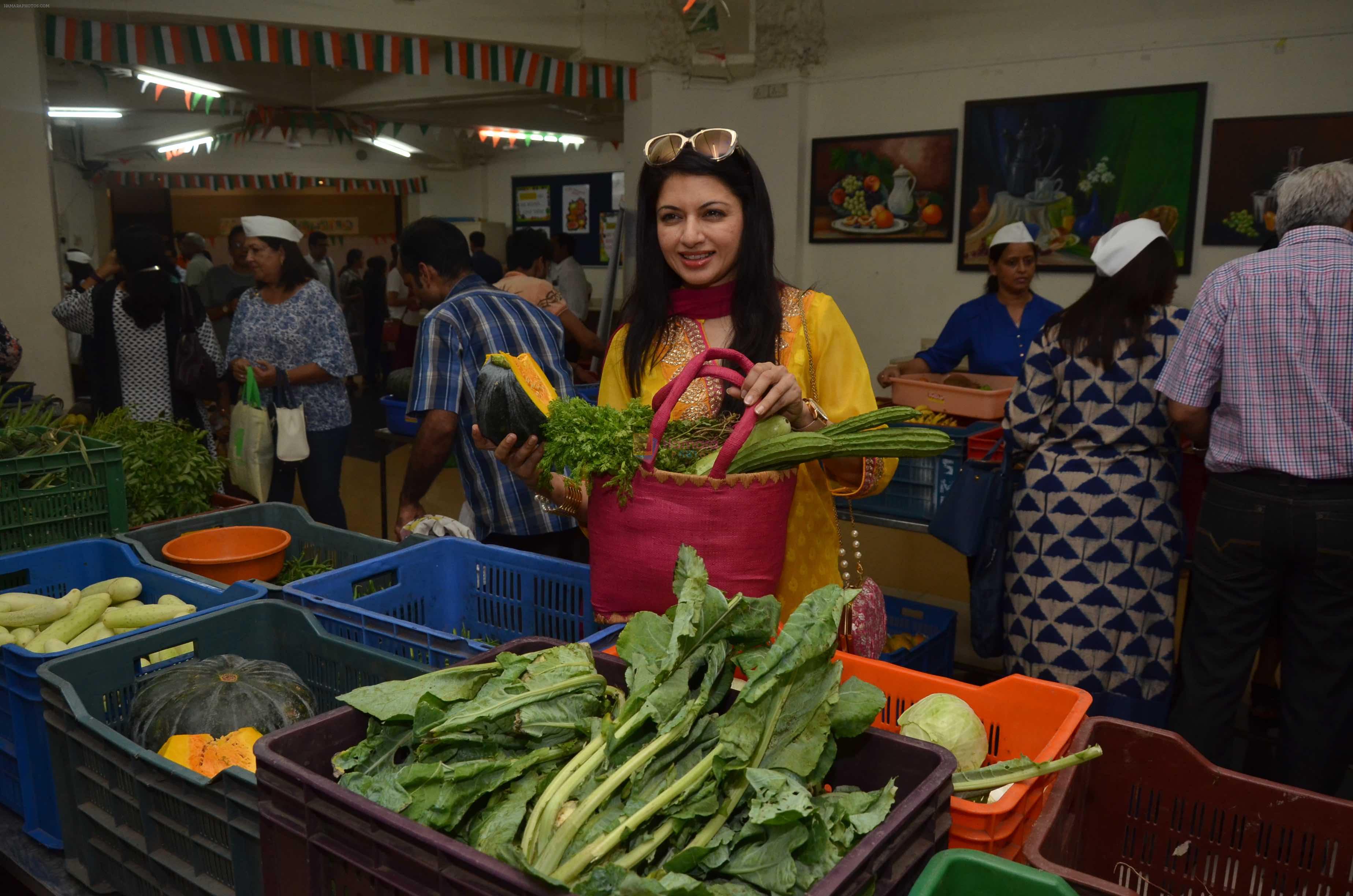 Bhagyashree inaugurated the Juhu Organic Farmer's Market on 14th Aug at Jamnabai Narsee School