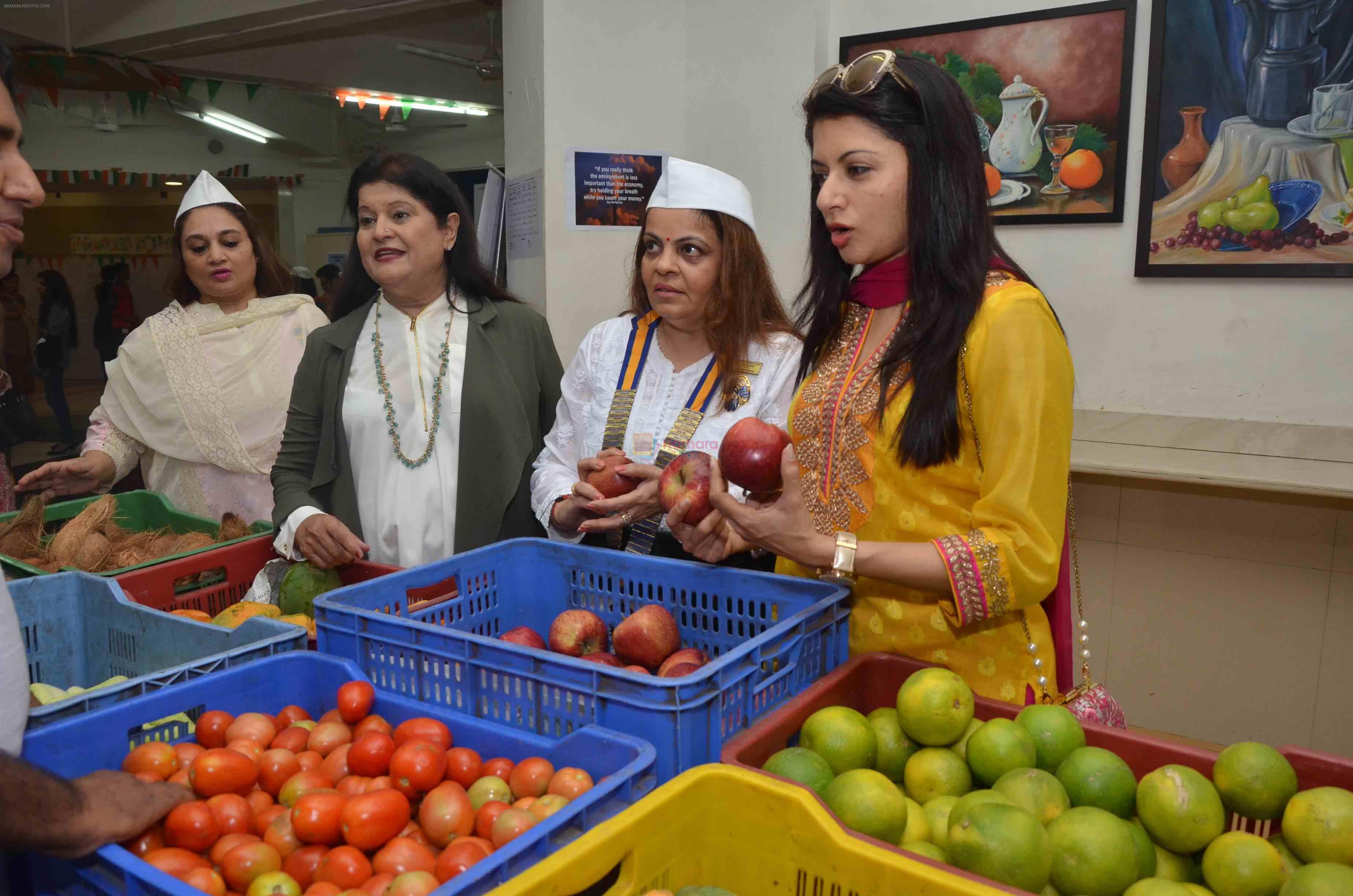 Urvashi Thacker, Meera Sheth & Bhagyashree inaugurated the Juhu Organic Farmer's Market on 14th Aug at Jamnabai Narsee School