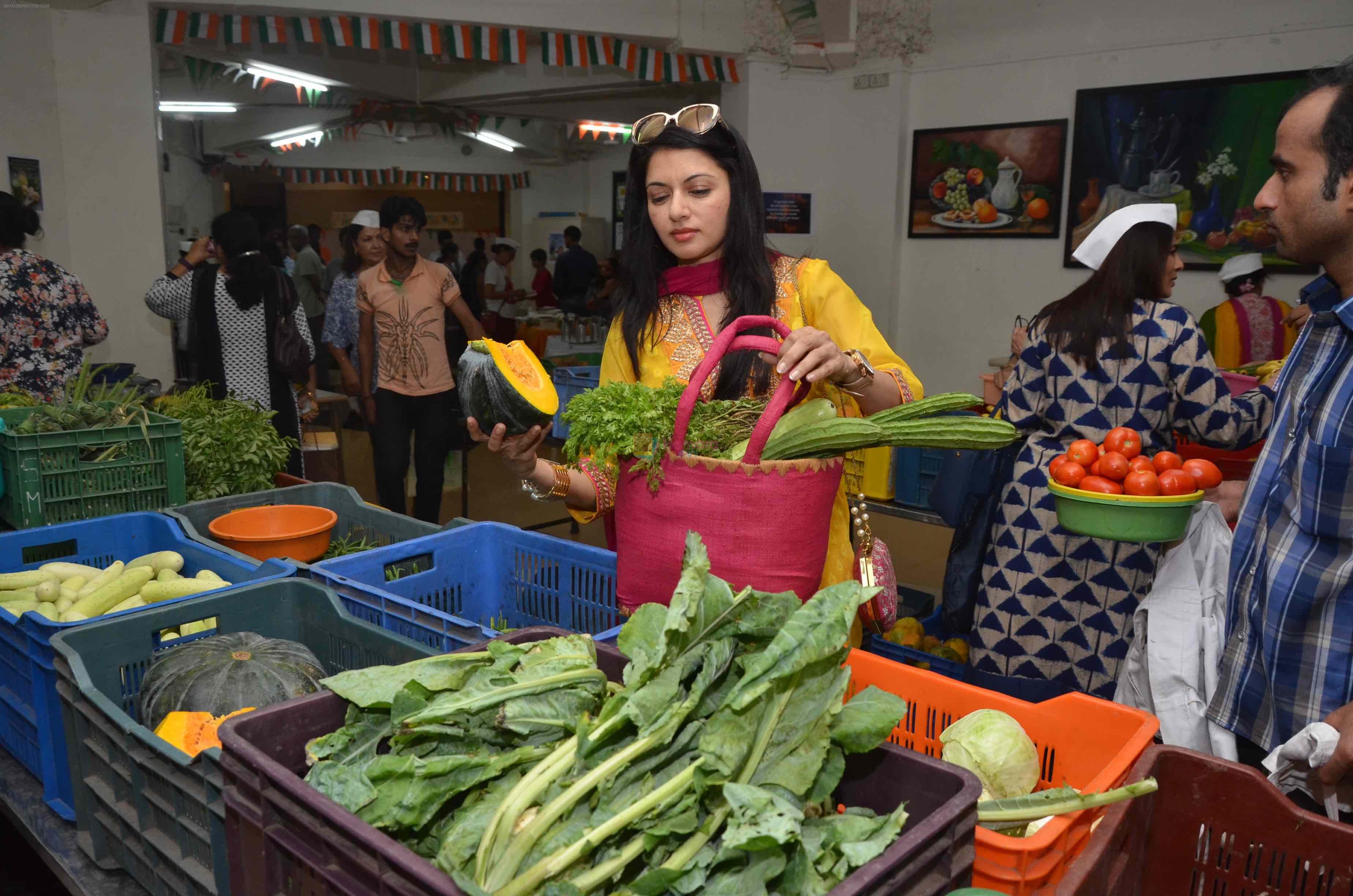 Bhagyashree inaugurated the Juhu Organic Farmer's Market on 14th Aug at Jamnabai Narsee School