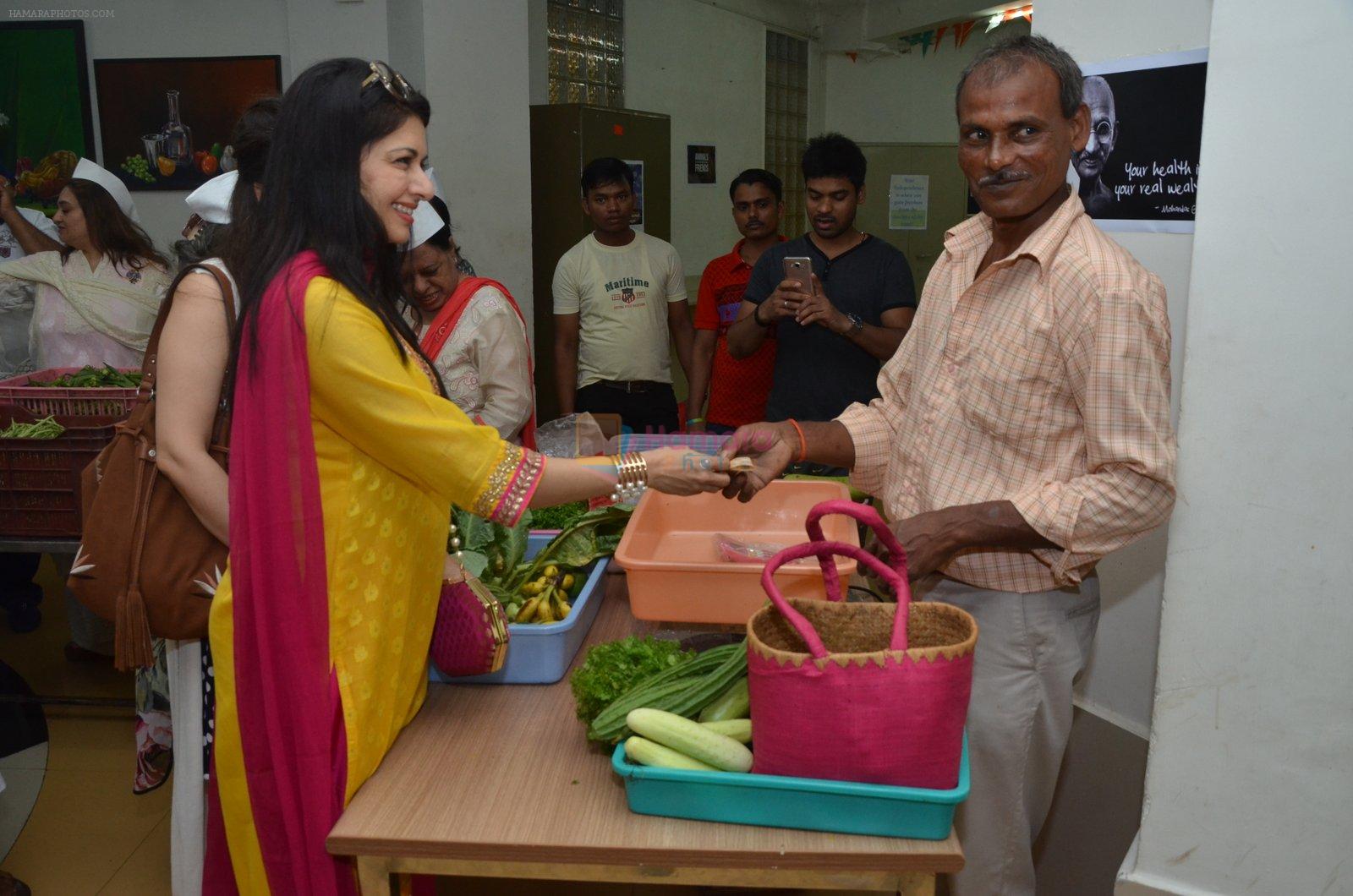 Bhagyashree inaugurated the Juhu Organic Farmer's Market on 14th Aug at Jamnabai Narsee School