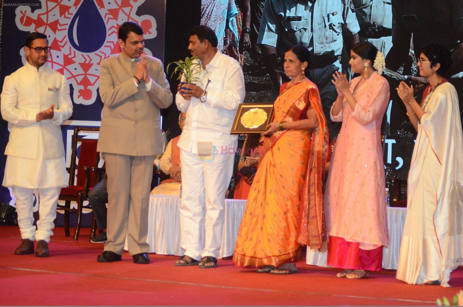 Aamir Khan, Sai Tamhankar, Kiran Rao at Satyamev Jayate Awards in Mumbai on 15th Aug 2016