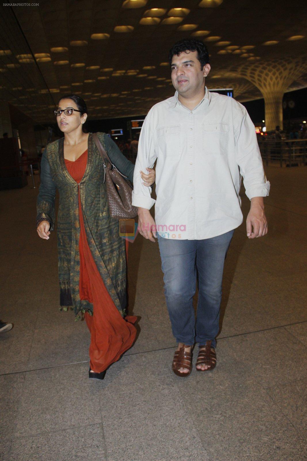 Vidya Balan, Siddharth Roy Kapoor snapped at airport on 17th Aug 2016