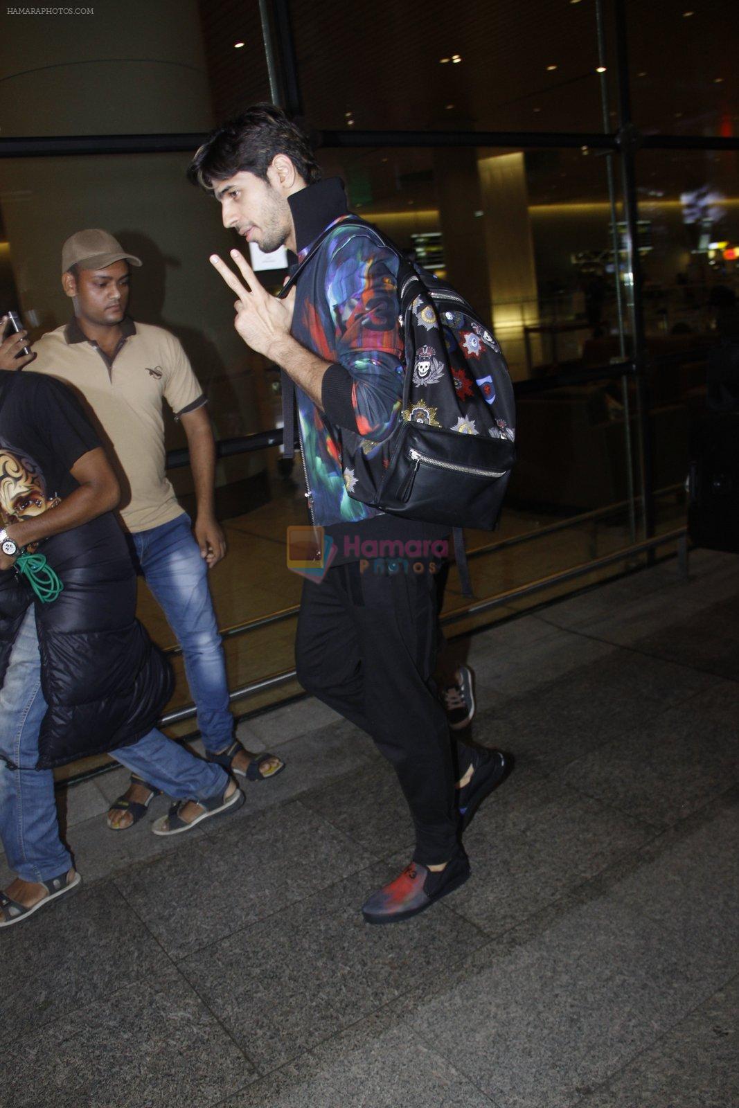 Sidharth Malhotra snapped at airport on 23rd Aug 2016