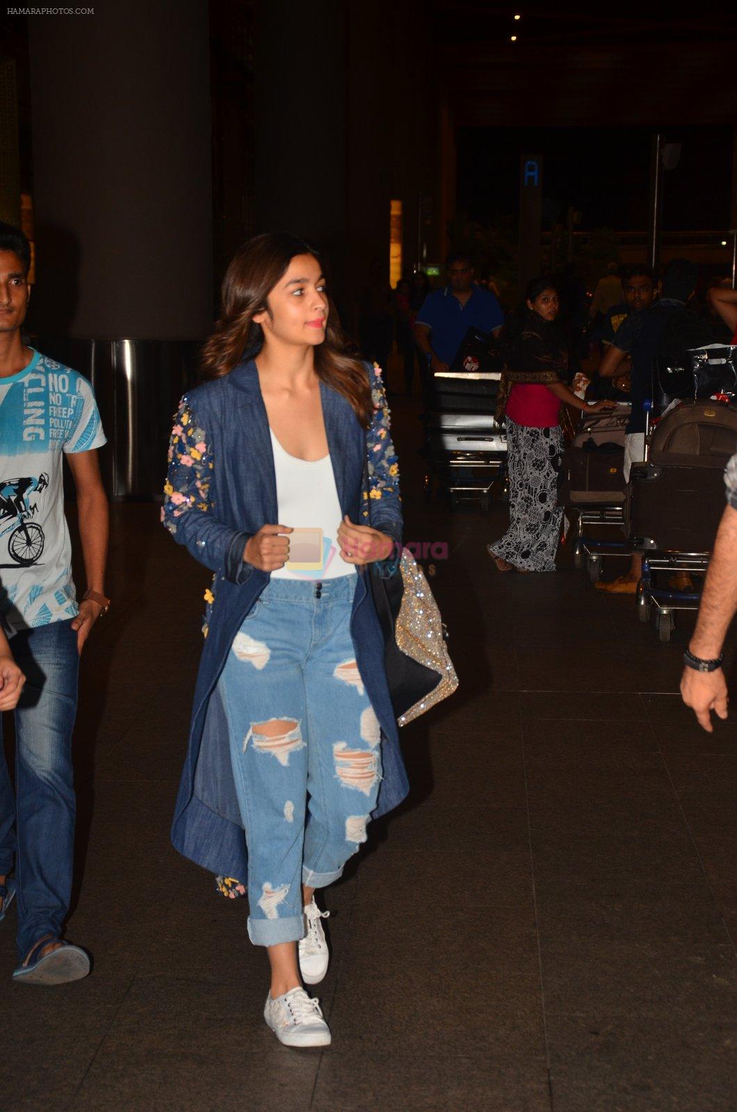 Alia Bhatt snapped at airport on 25th Aug 2016
