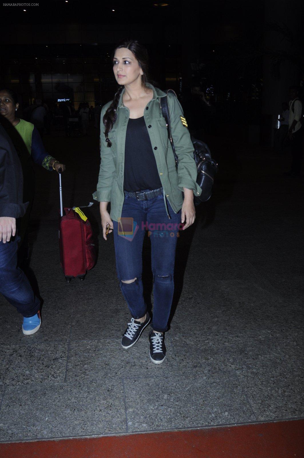 Sonali Bendre snapped at airport on 26th Aug 2016