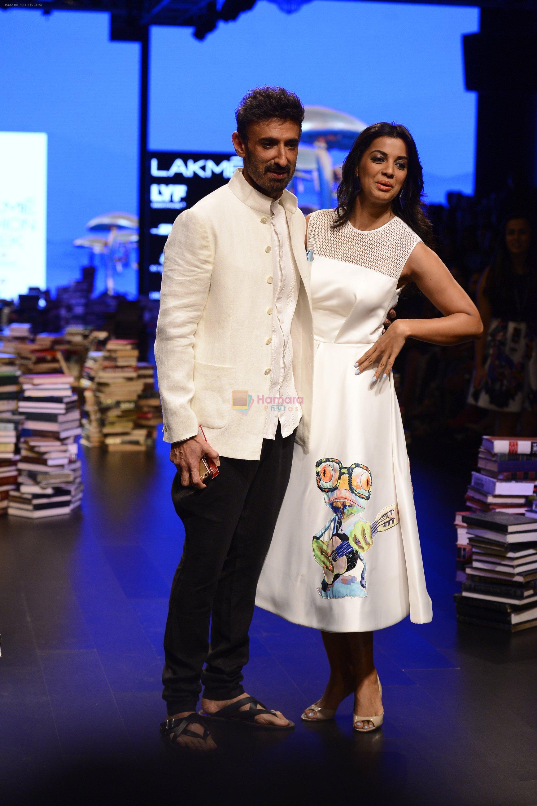 Mugdha Godse, Rahul Dev walk the ramp for Rajesh Pratap Singh Show at Lakme Fashion Week 2016 on 27th Aug 2016