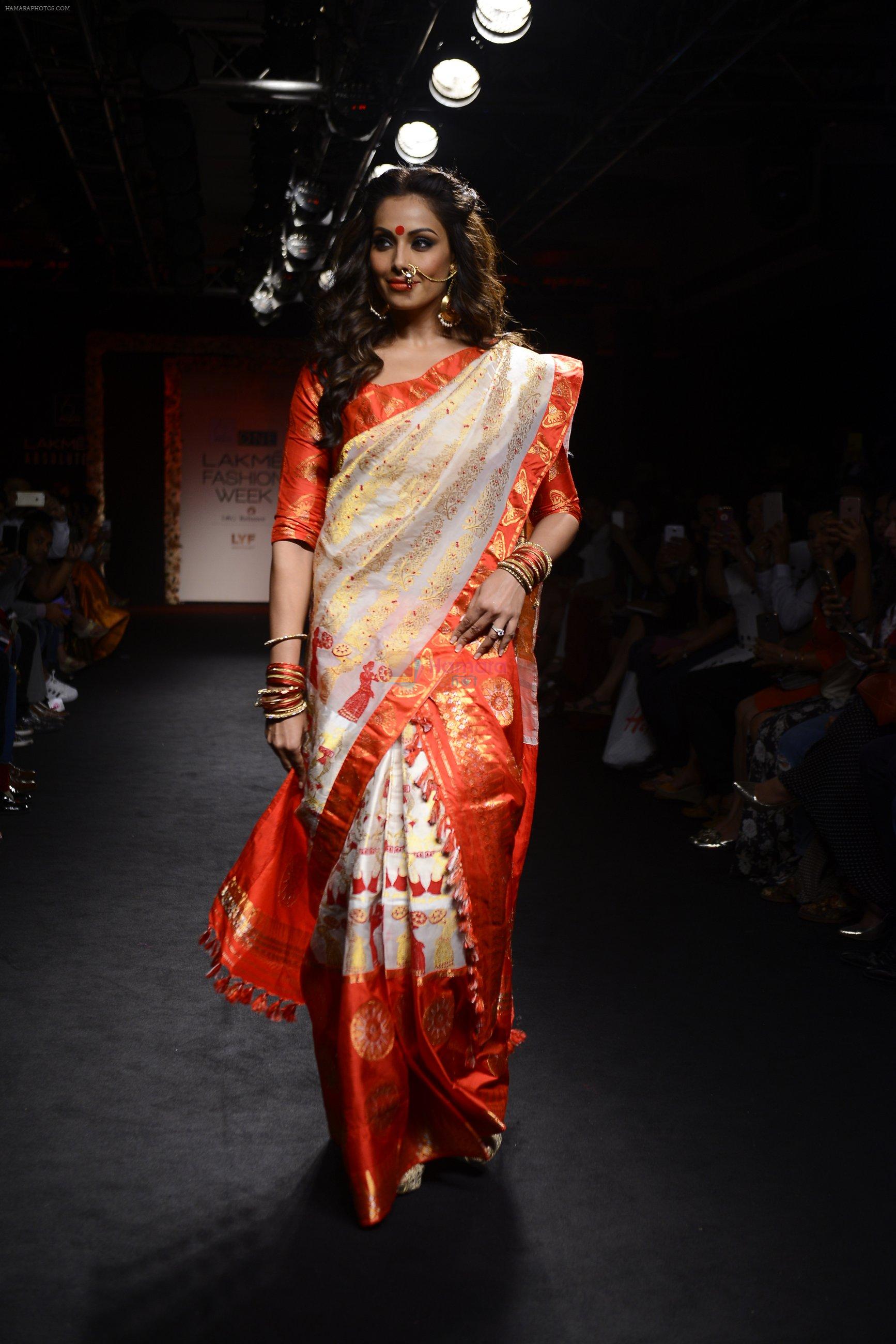 Bipasha Basu walk the ramp for Sanjukta Dutta Show at Lakme Fashion Week 2016 on 28th Aug 2016