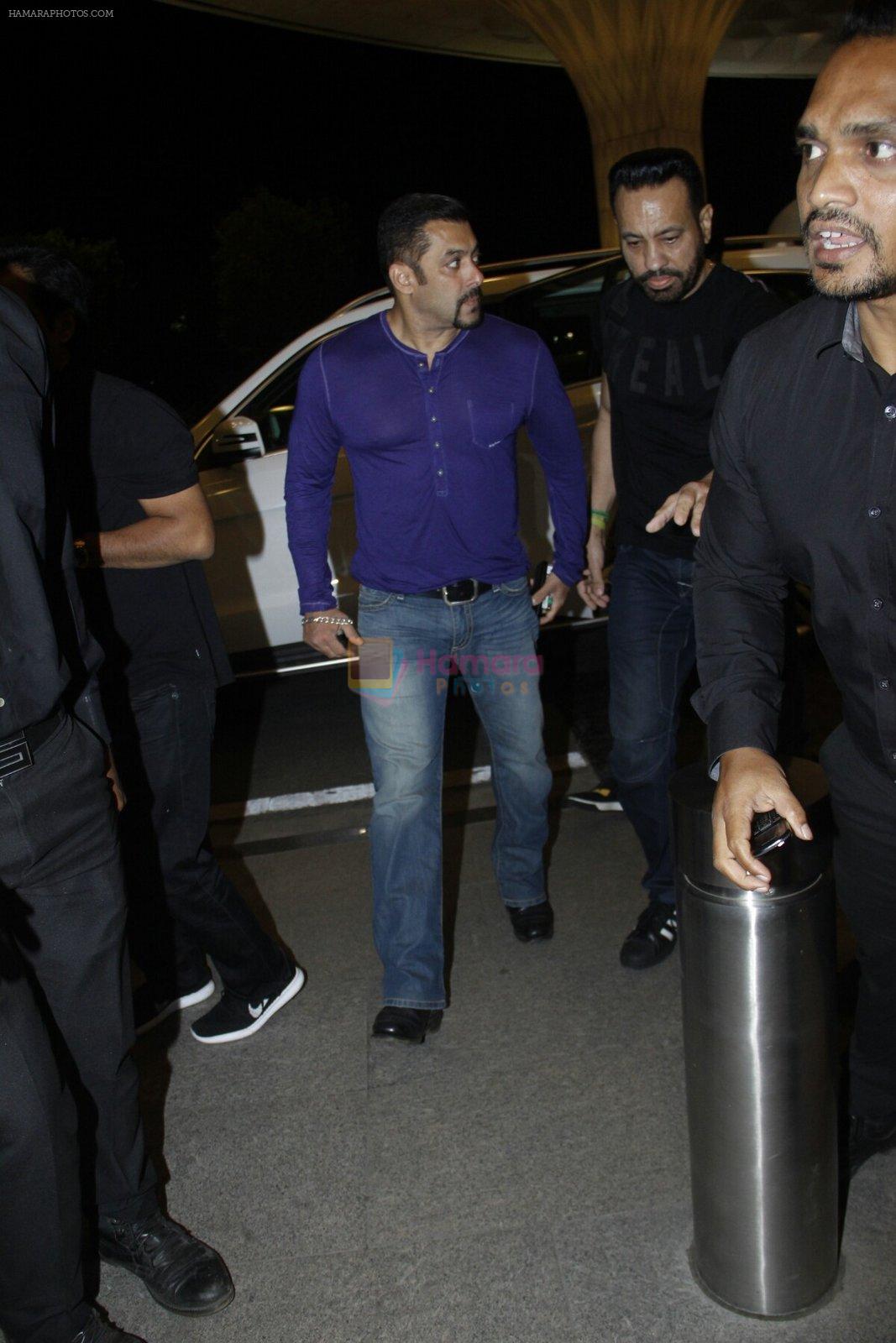 Salman Khan snapped at airport on 30th Aug 2016