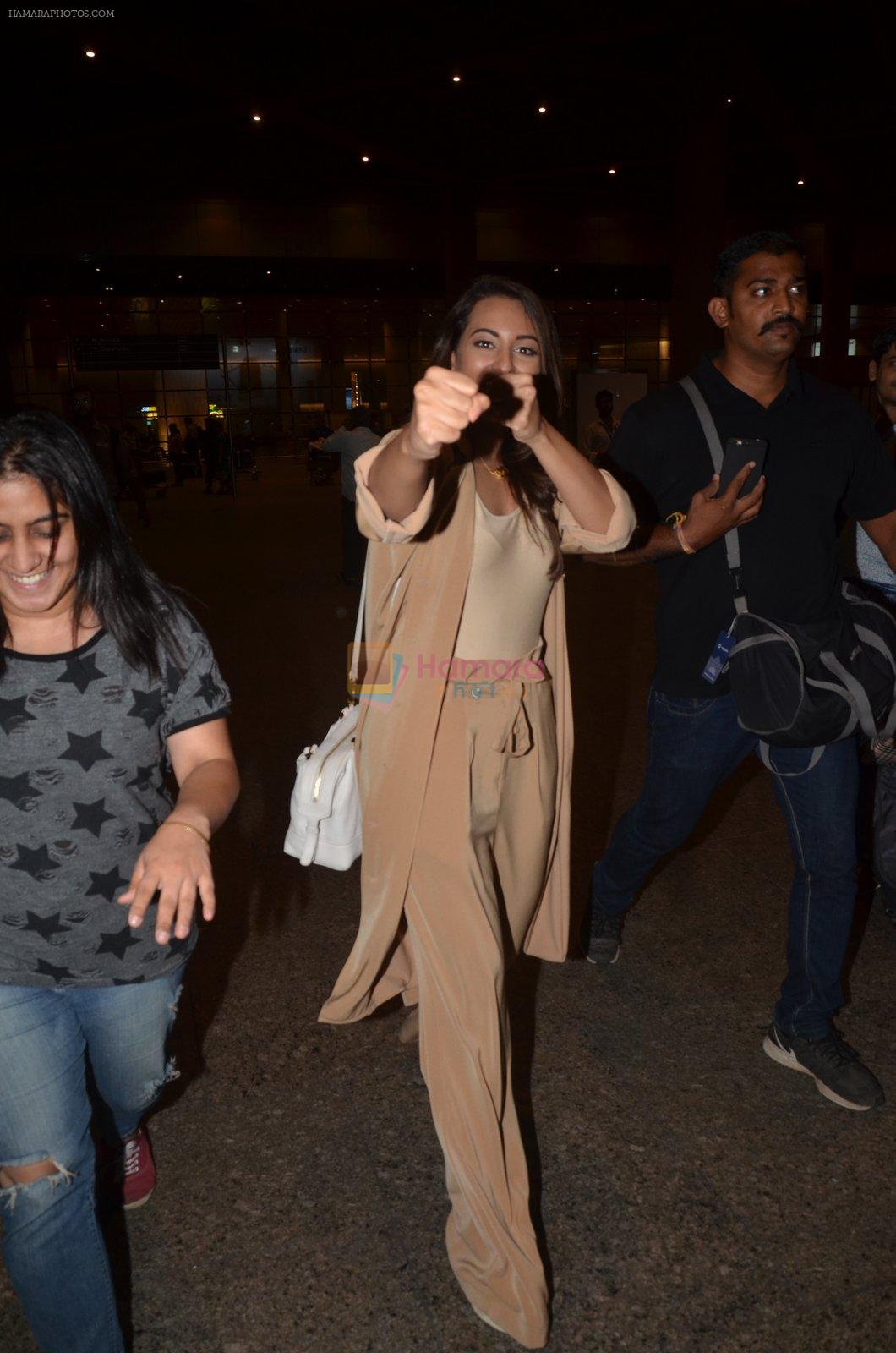 Sonakshi Sinha snapped at airport on 30th Aug 2016