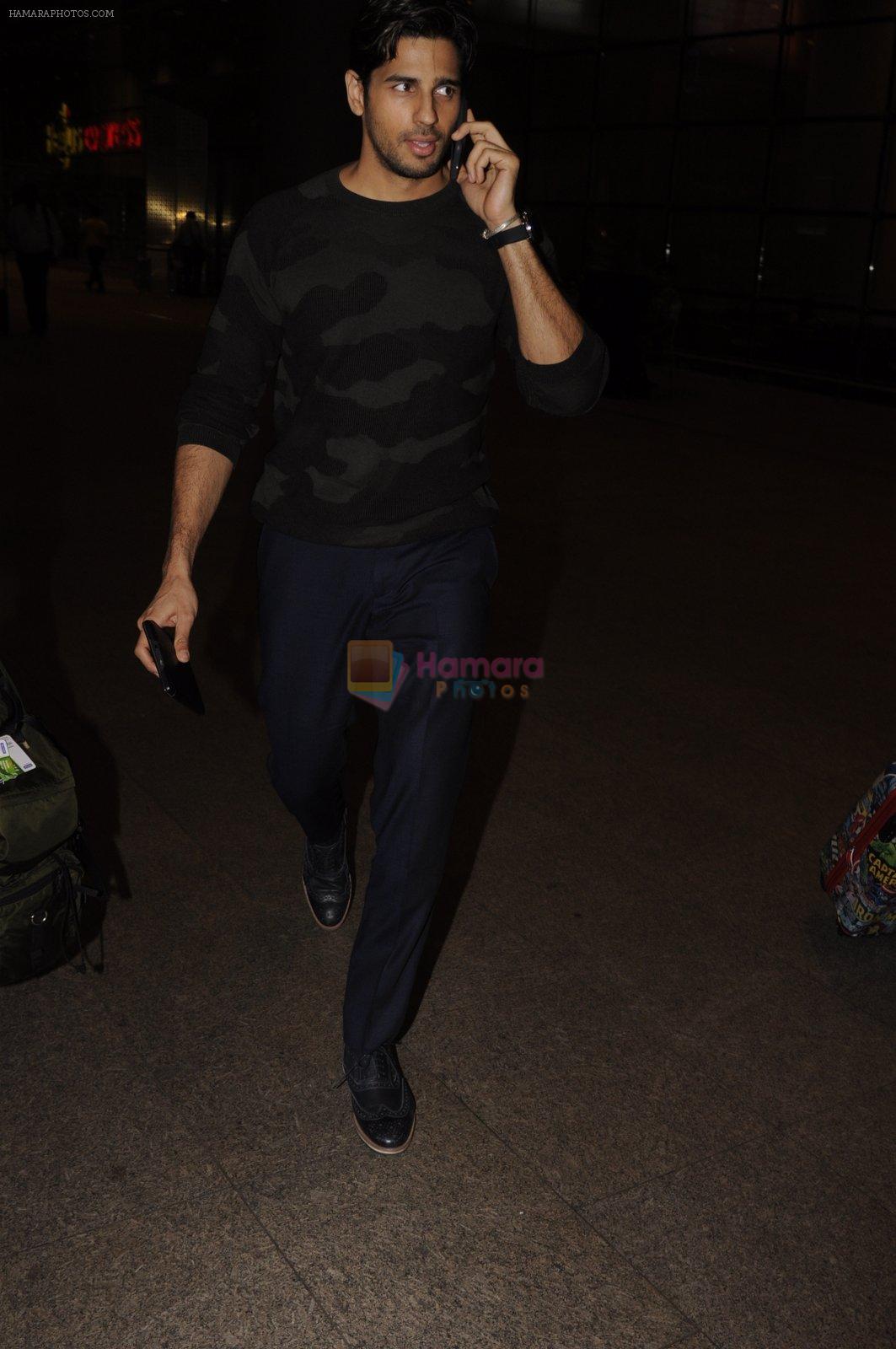 Sidharth Malhotra snapped at airport on 31st Aug 2016