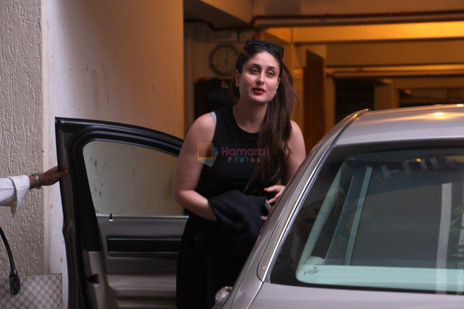 Kareena Kapoor snapped post lunch on 31st Aug 2016