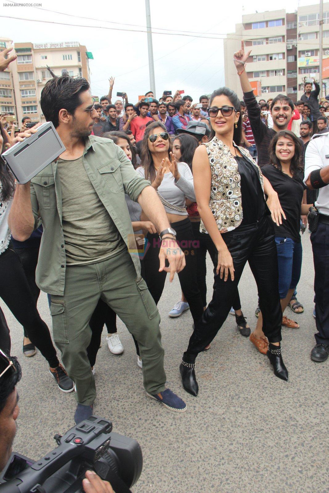 Sidharth Malhotra and Katrina Kaif promote Baar Baar Dekho in Indore on 2nd Sept 2016