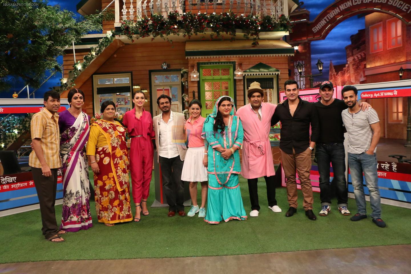 The cast of Freaky Ali on the sets of TKSS