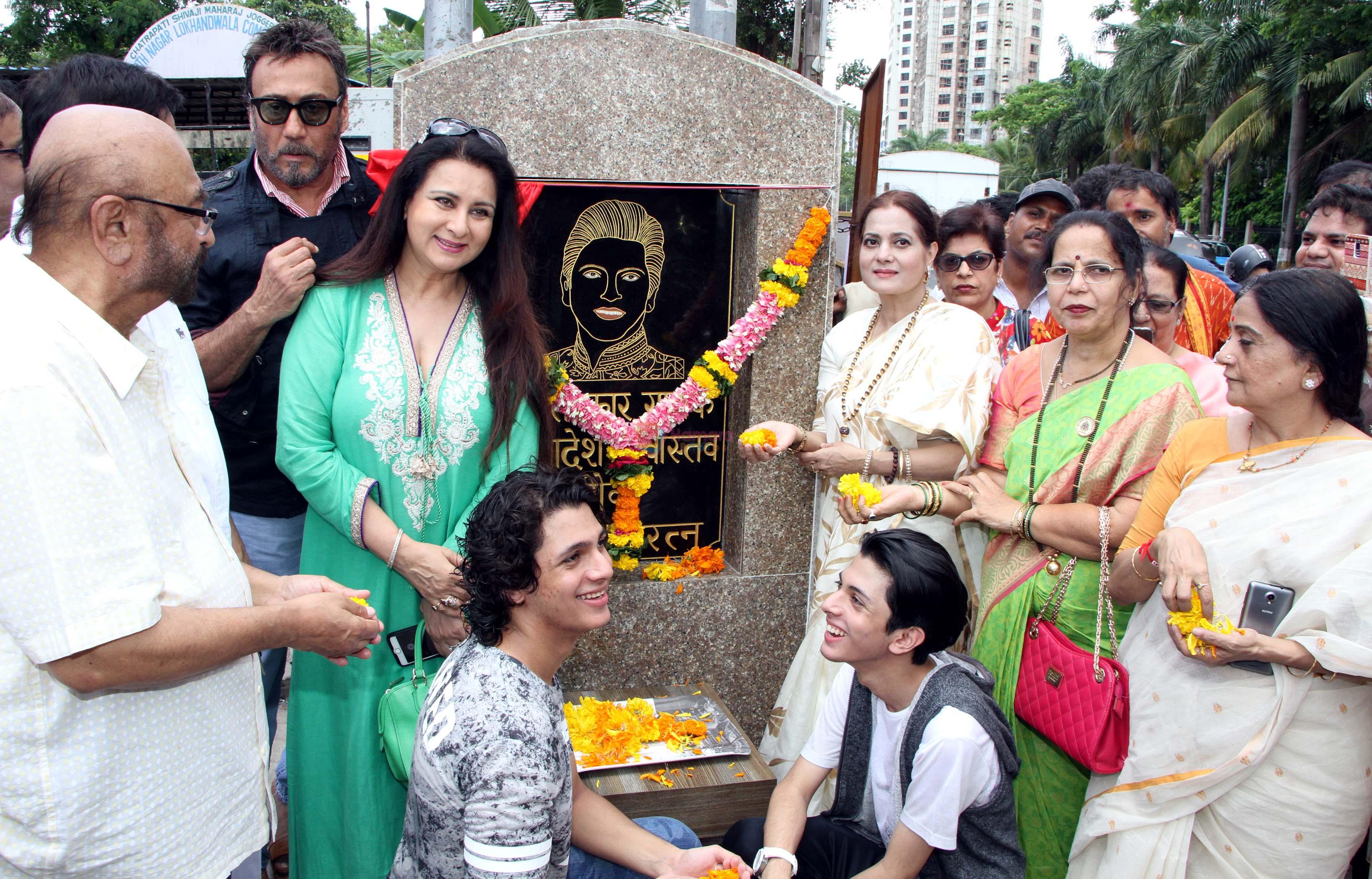 jackie shroff,poonam dhillon,avitesh,anivesh,vijayta shrivastava,jyotsna dighe & bhawana somaya at Late Aadesh Shrivastava Chowk inauguration in Andheri W on 6th Sept 2016