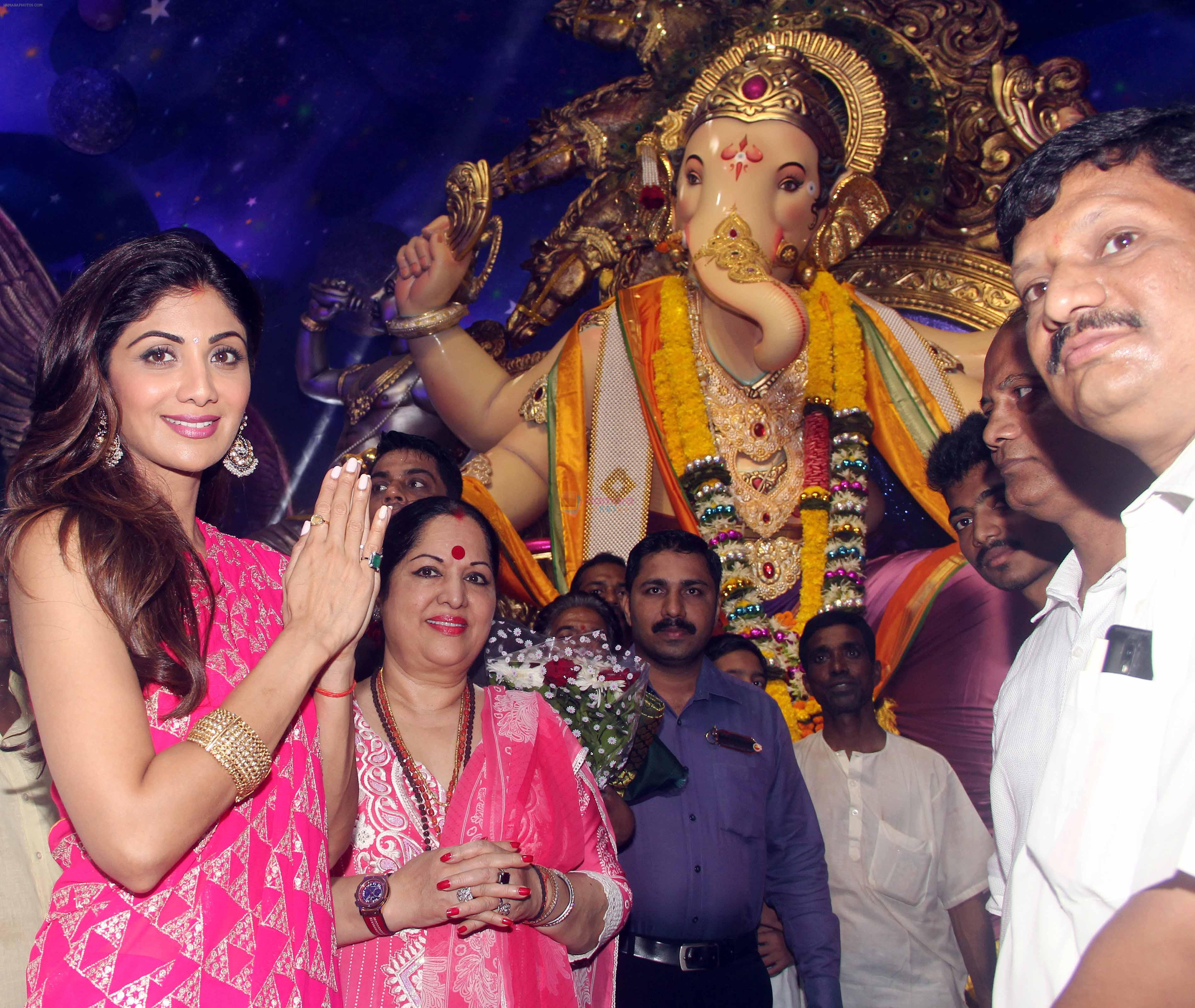 Shilpa Shetty Visit At Chinchpokli Cha Chintamani on 7th Sept 2016