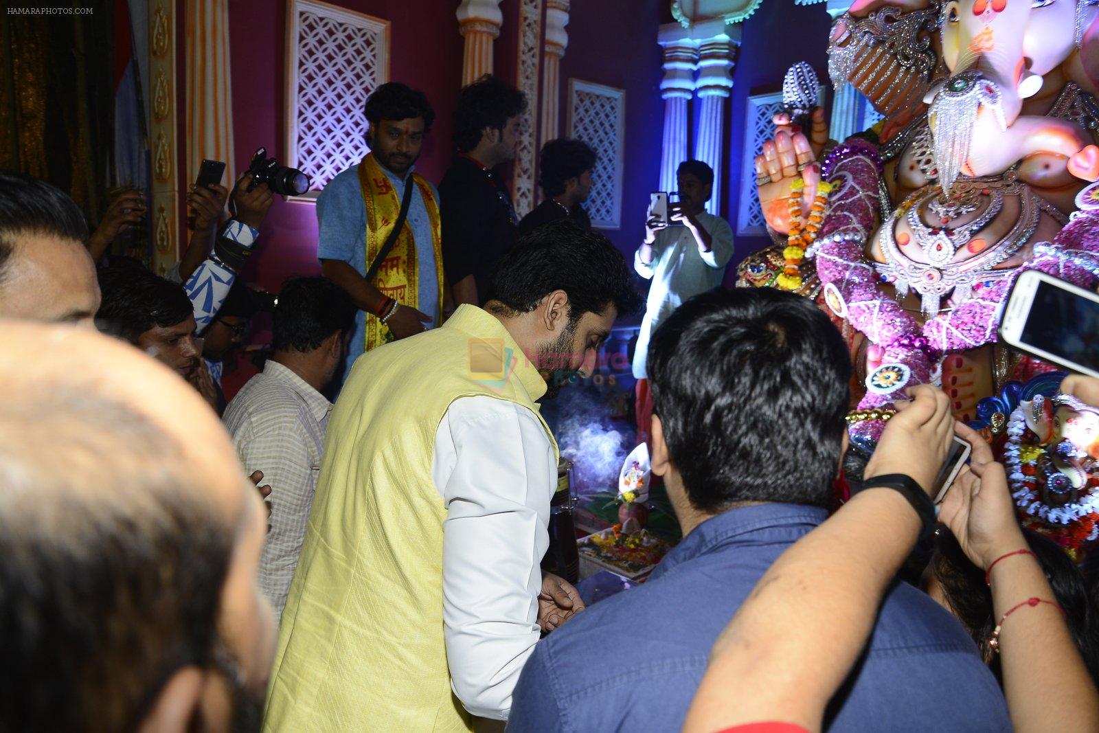 Abhishek Bachchan at Ganpati Mandal on 8th Sept 2016