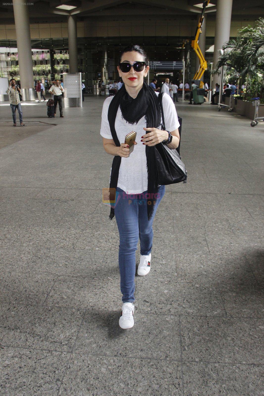 Karisma Kapoor snapped at airport on 8th Sept 2016