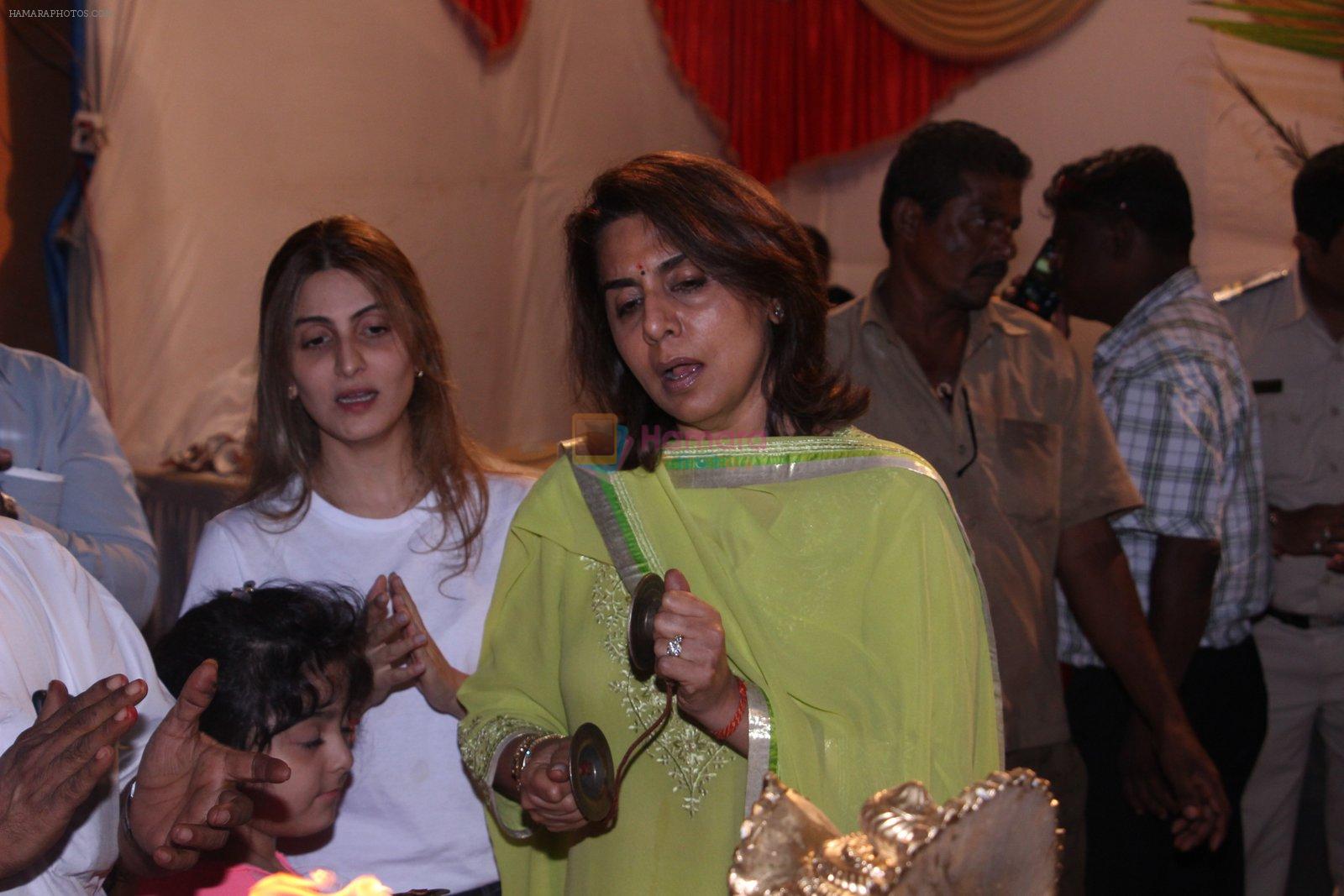 Neetu Singh at Rishi Kapoor Ganpati Visarjan on 9th Sept 2016