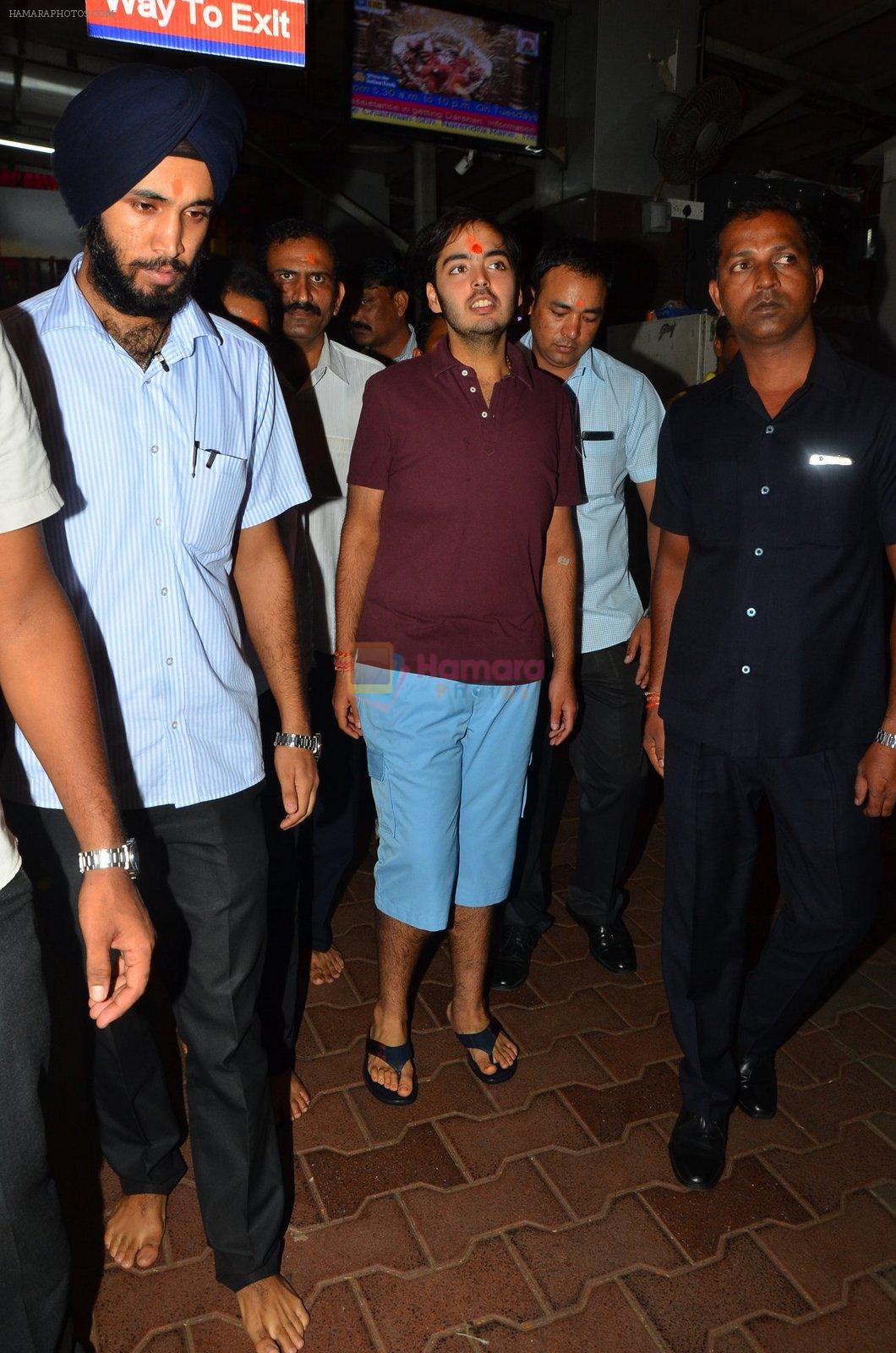 Anant Ambani snapped at Siddhivinayak Temple on 10th Sept 2016