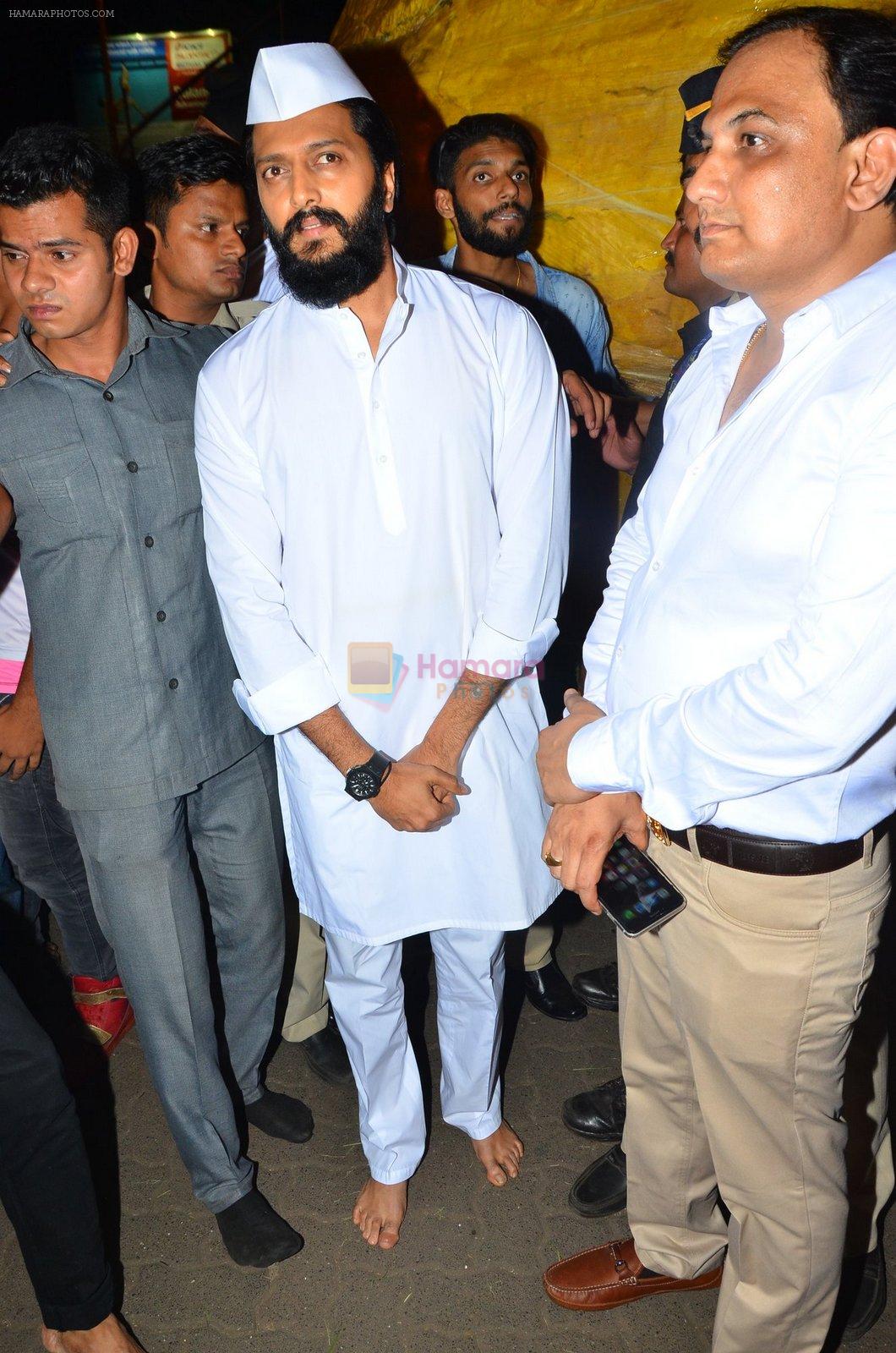 Riteish Deshmukh snapped at Siddhivinayak Temple on 10th Sept 2016