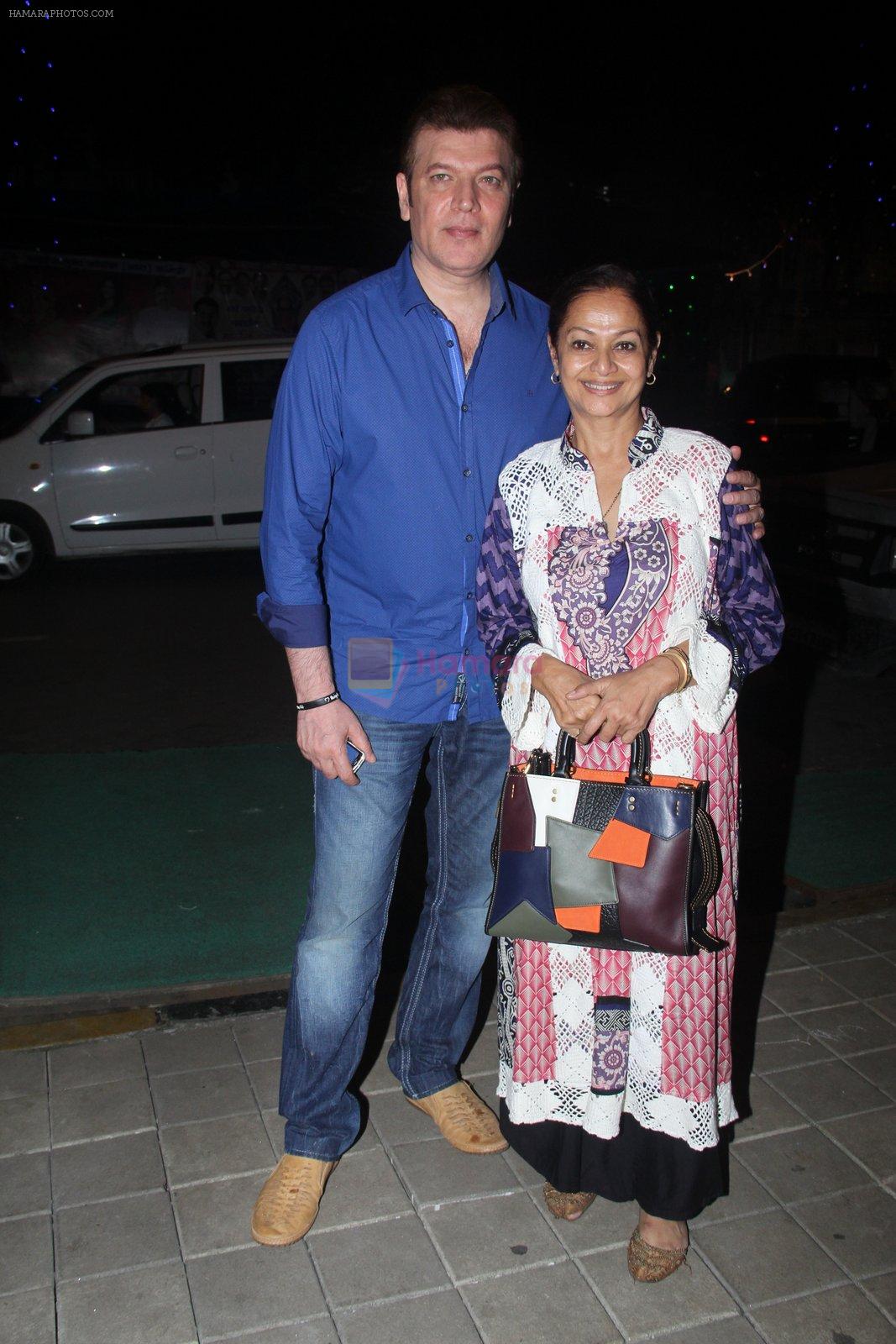 Aditya Pancholi, Zarina Wahab snapped with his family for dinner in Bandra on 12th Sept 2016