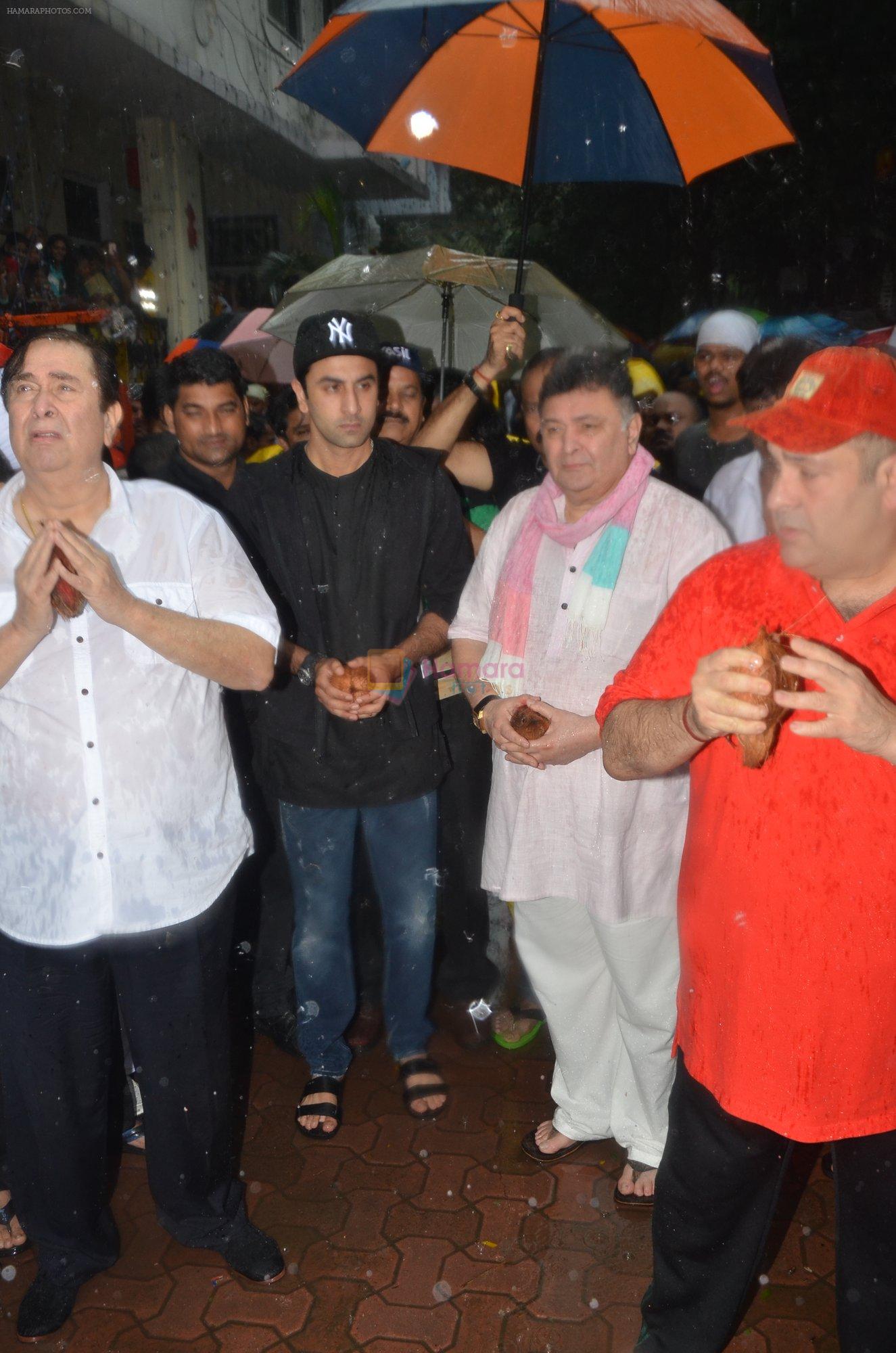 Ranbir Kapoor, Rishi Kapoor, Randhir Kapoor, Rajiv Kapoor at R. K. Studio Ganpati Visarjan on 15th Sept 2016