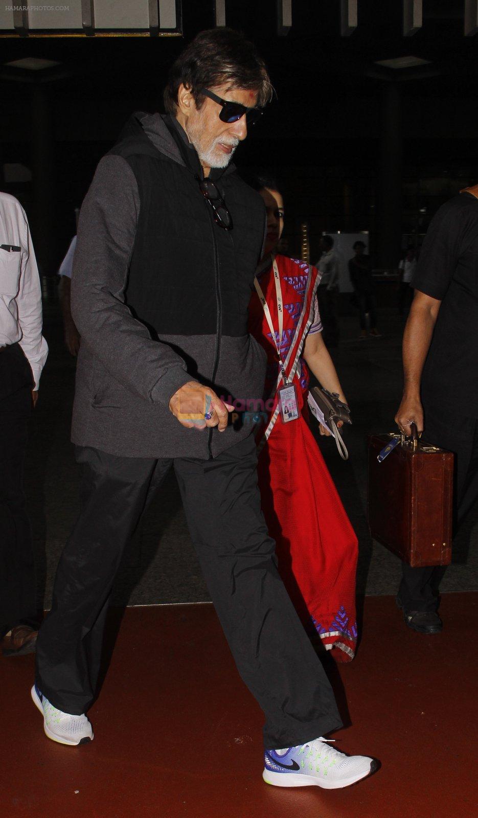 Amitabh Bachchan snapped at airport on 22 Sept 2016