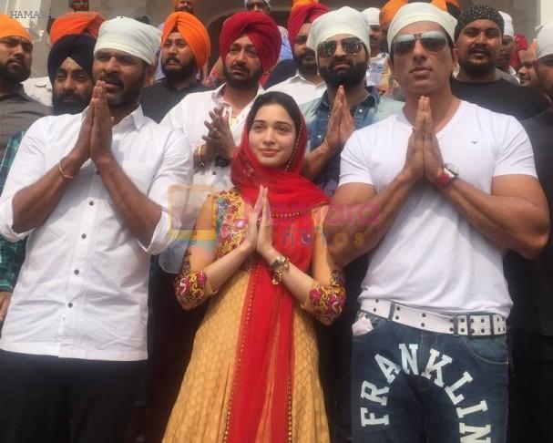 Tamannah Bhatia visits Golden Temple, Amritsar on 3rd Oct 2016