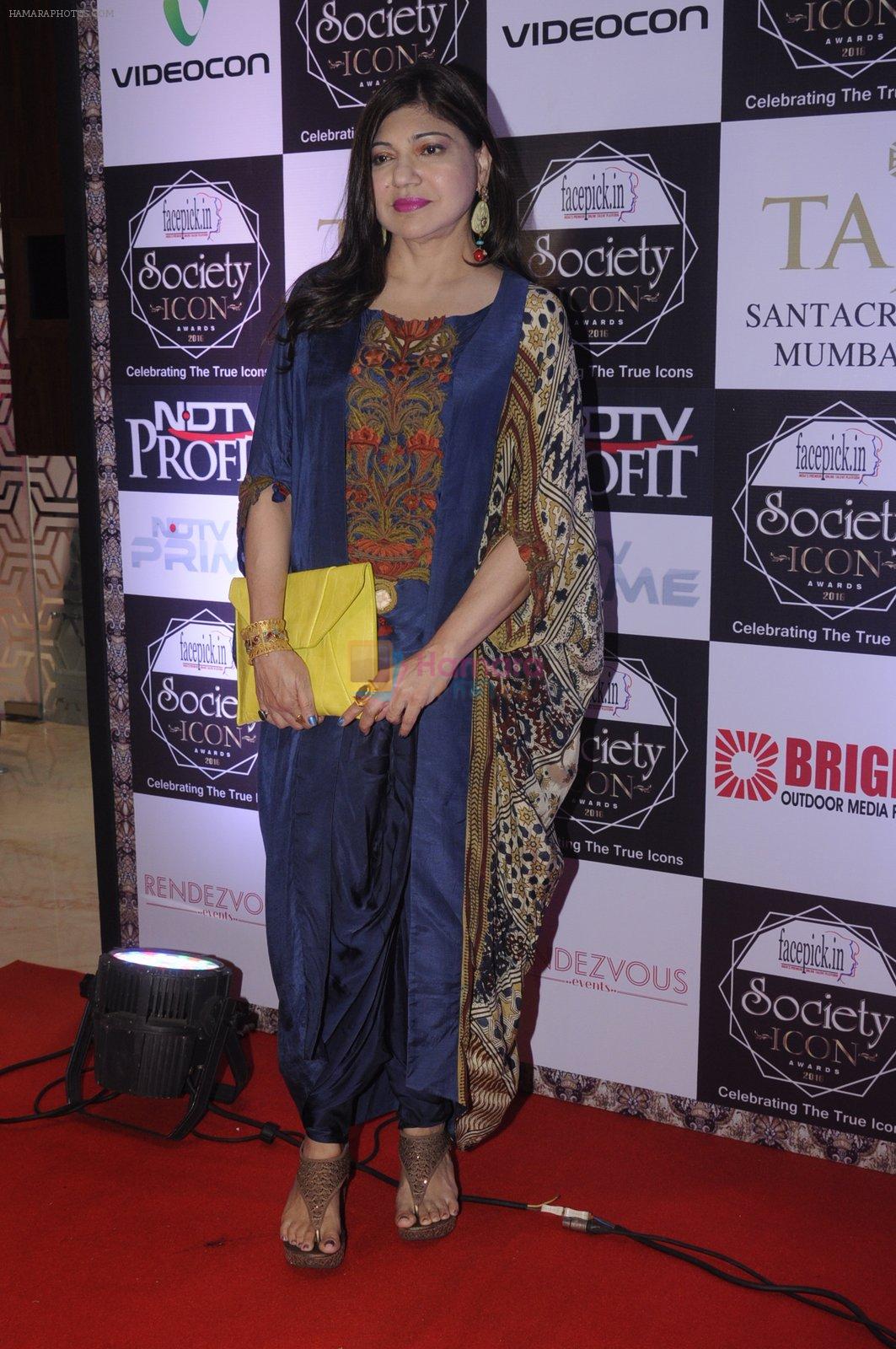 Alka Yagnik at Society Icon Awards on 2nd Oct 2016