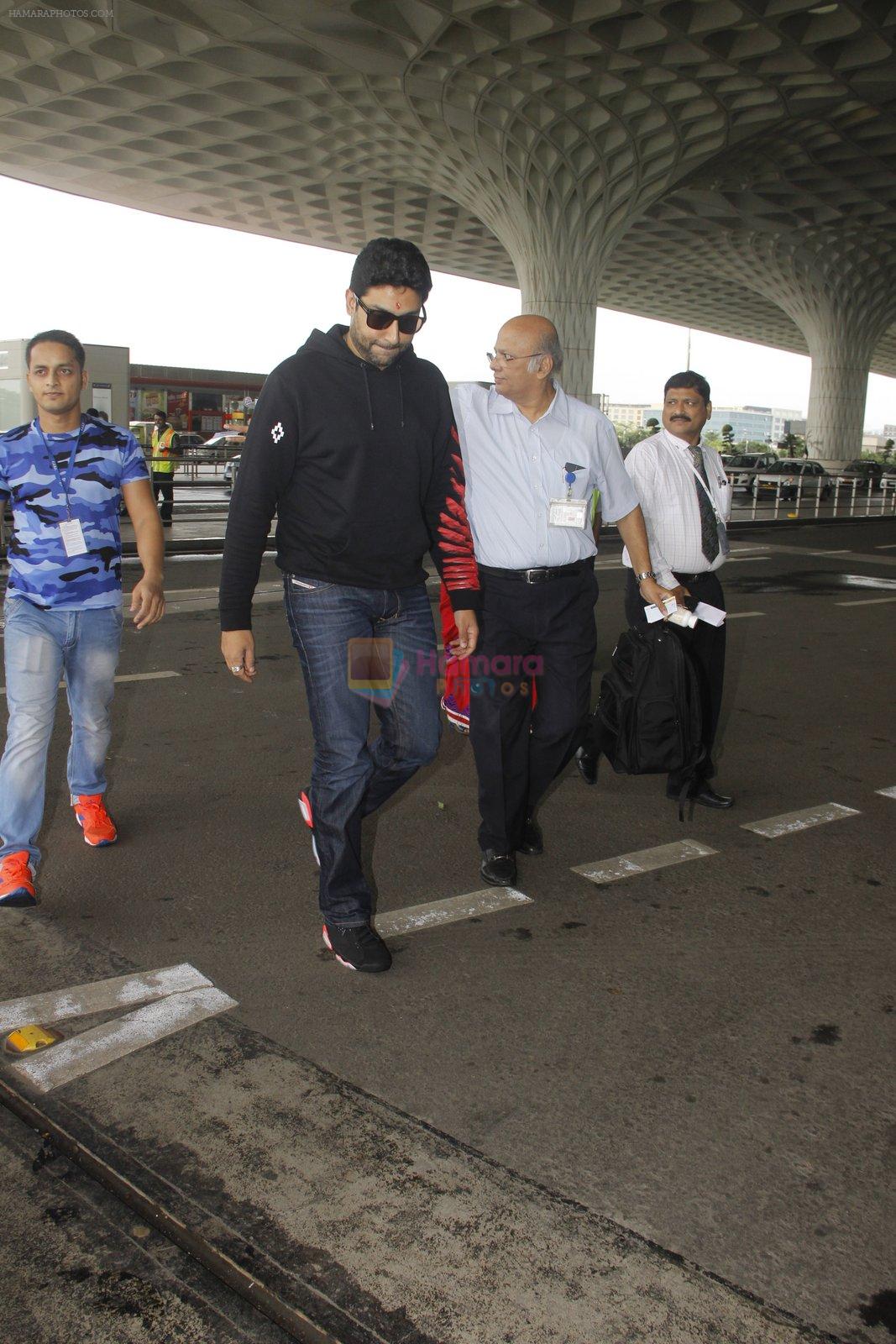 Abhishek Bachchan snapped at airport on 5th Oct 2016