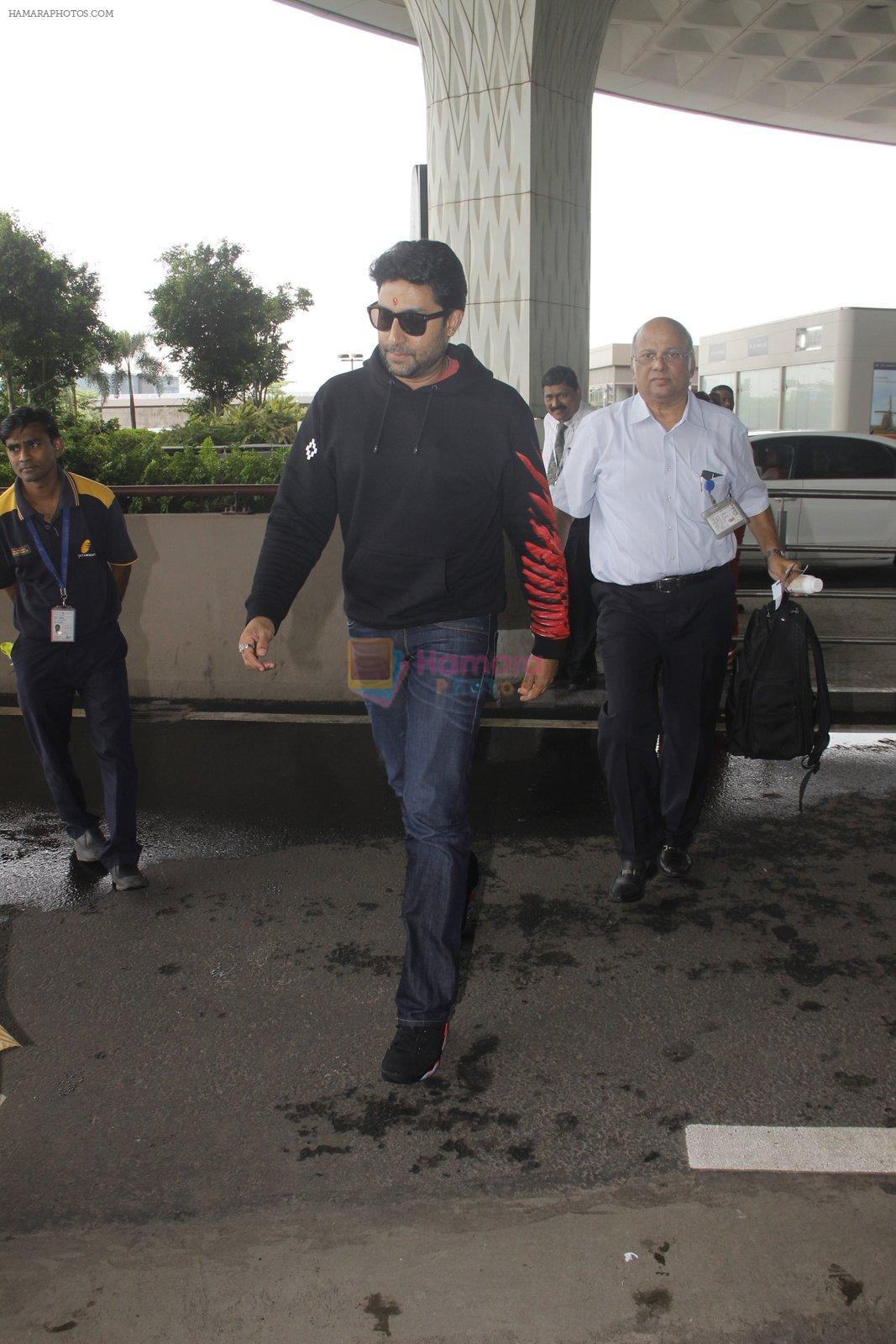 Abhishek Bachchan snapped at airport on 5th Oct 2016