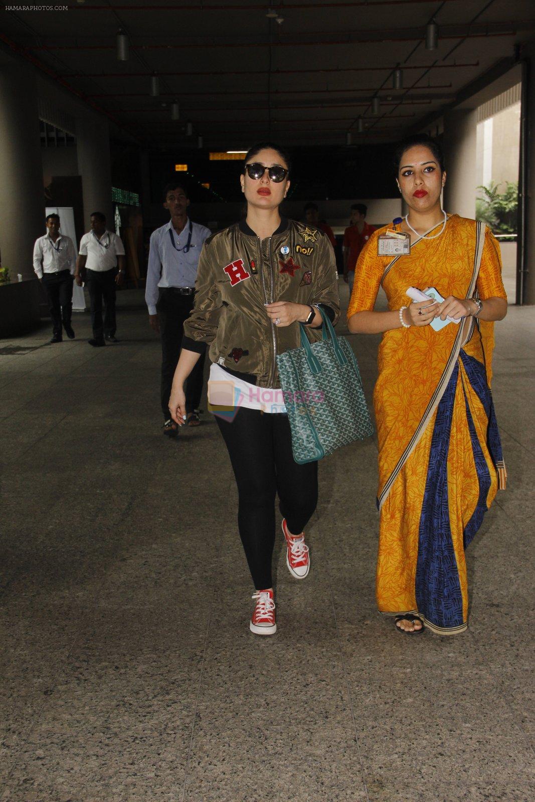 Kareena Kapoor snapped at airport on 5th Oct 2016