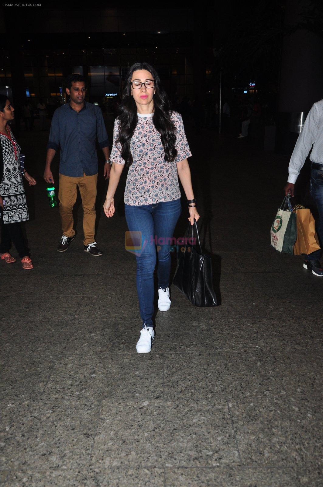 Karisma Kapoor snapped at airport on 9th Oct 2016