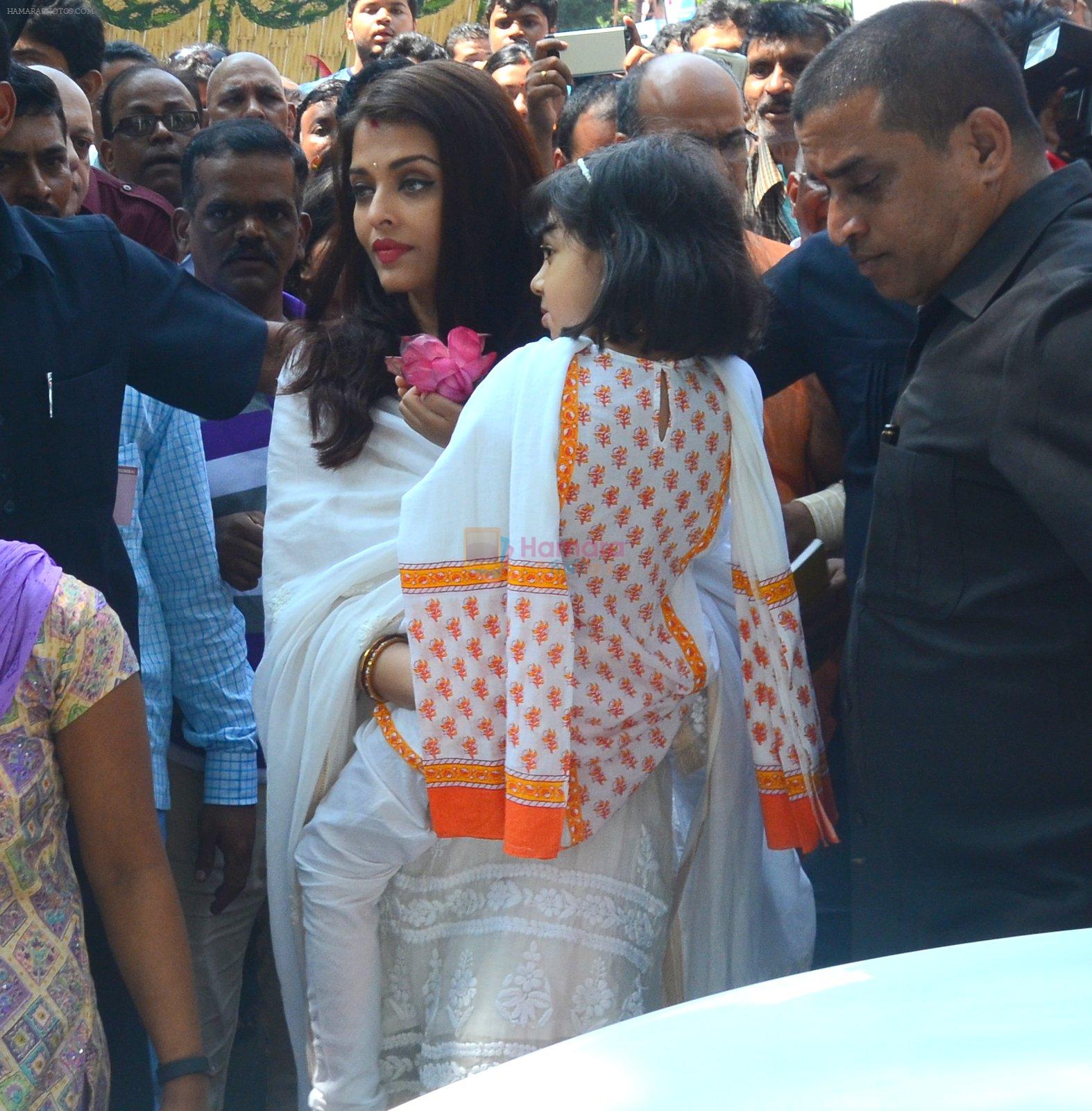 Aishwarya Rai Bachchan at asthami pooja at ram krishna mission on 8th Oct 2016