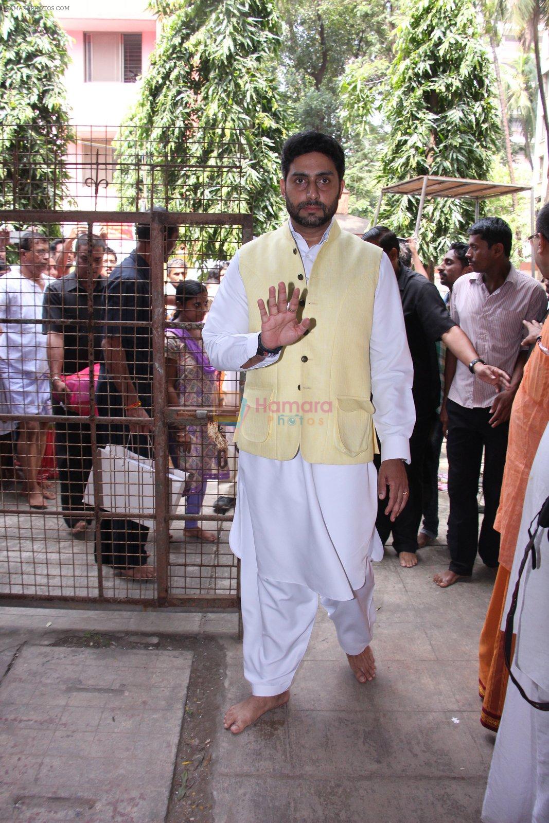 Abhishek Bachchan at asthami pooja at ram krishna mission on 8th Oct 2016
