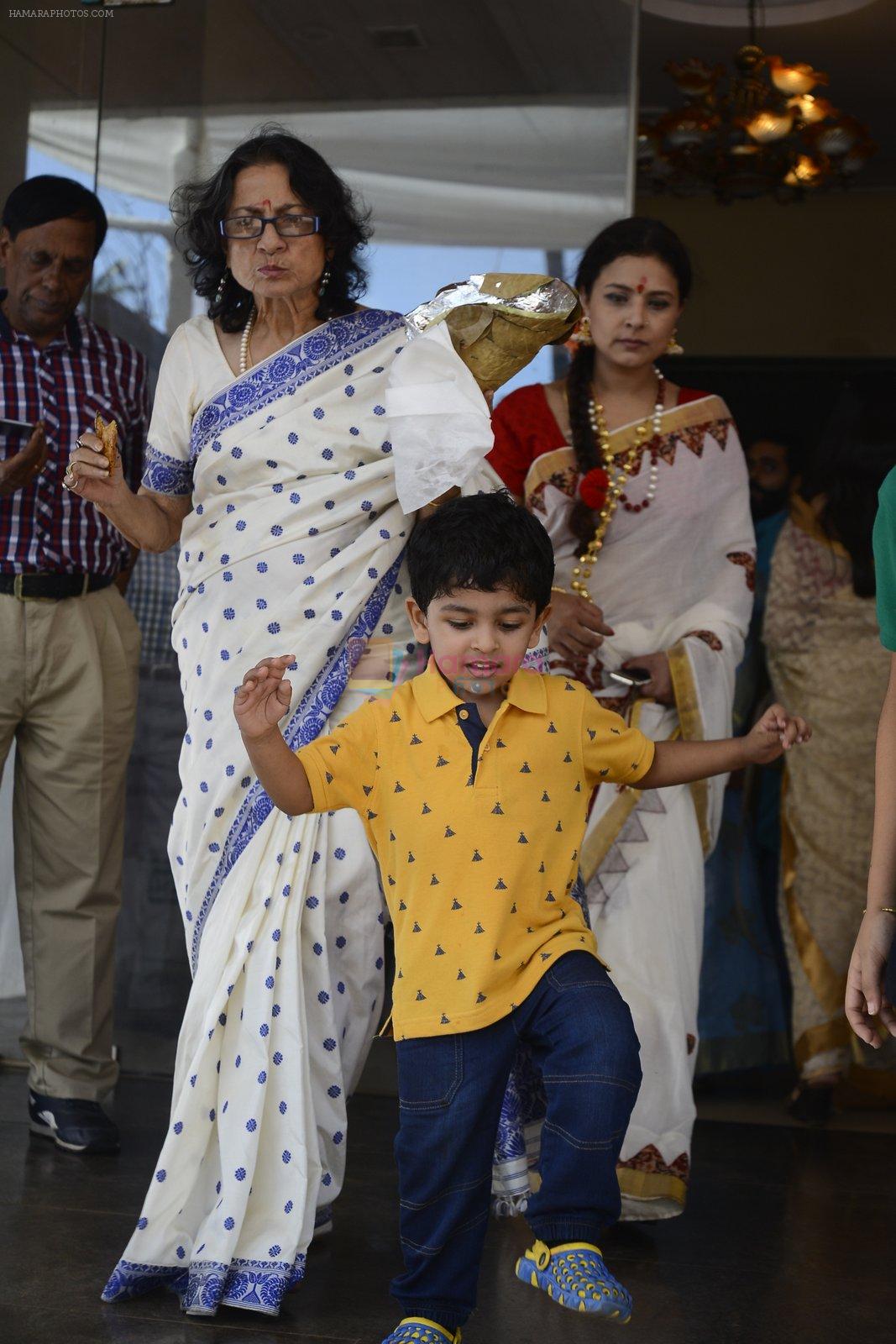 Tanuja at Durga Pooja on 8th Oct 2016