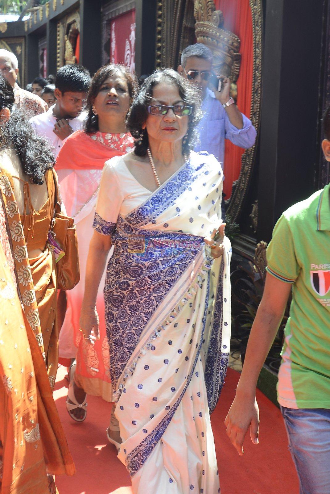 Tanuja at Durga Pooja on 8th Oct 2016