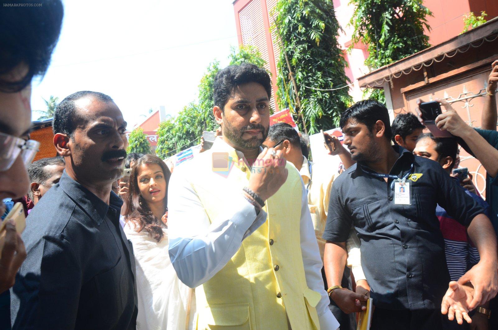 Abhishek Bachchan at asthami pooja at ram krishna mission on 8th Oct 2016