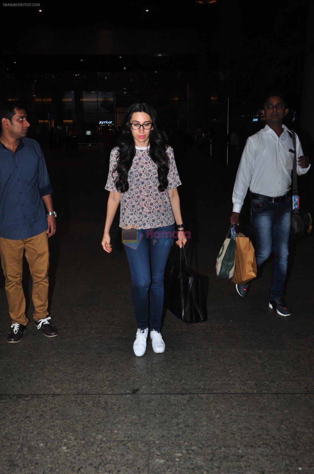 Karisma Kapoor snapped at airport on 9th Oct 2016