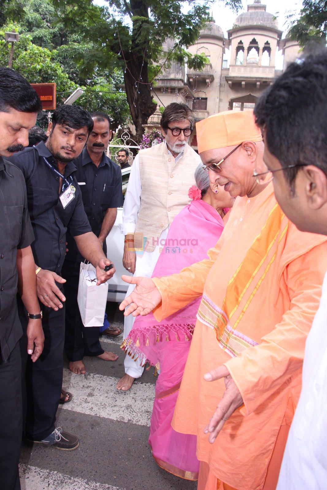 Amitabh Bachchan, Jaya Bachchan at asthami pooja at ram krishna mission on 8th Oct 2016