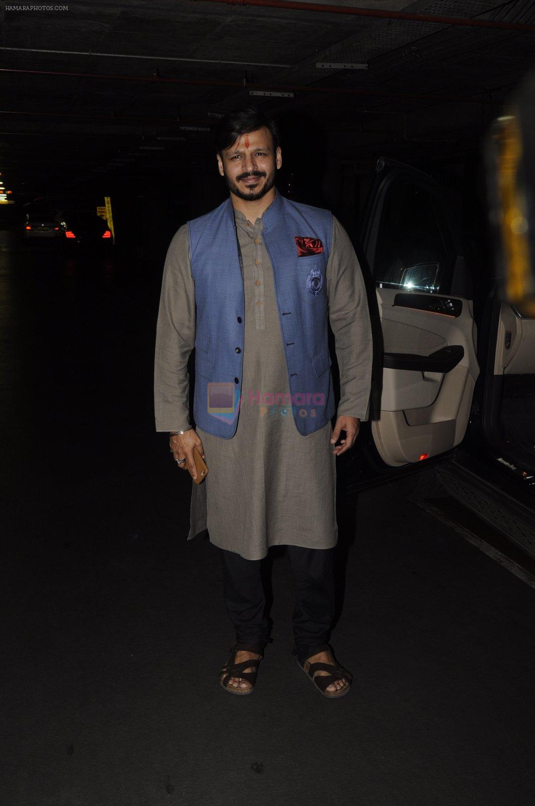 Vivek Oberoi snapped at airport on 10th Oct 2016