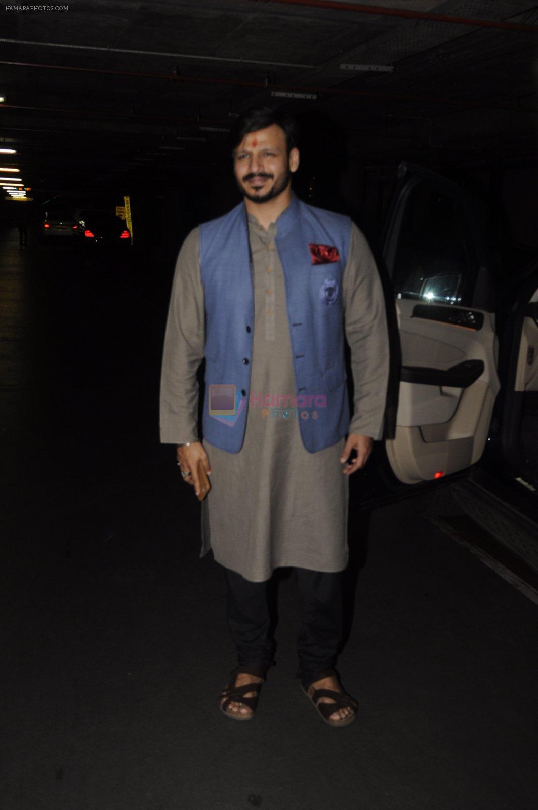Vivek Oberoi snapped at airport on 10th Oct 2016