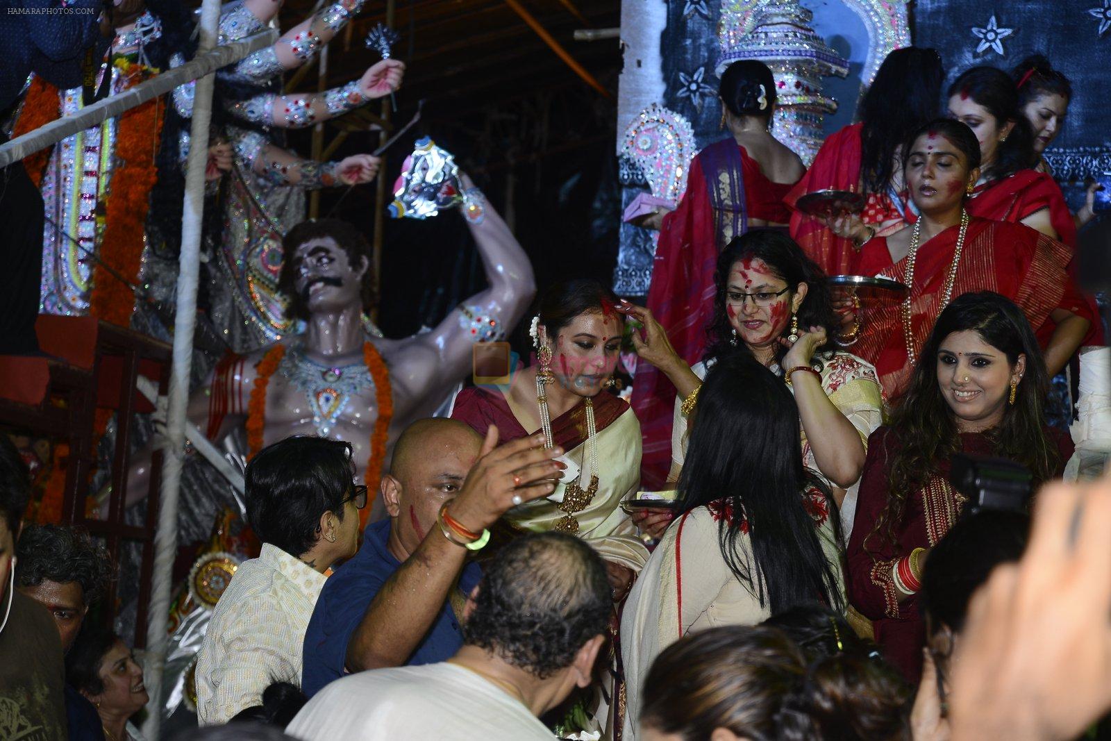Rani Mukherjee at Durga Pooja on 11th Oct 2016