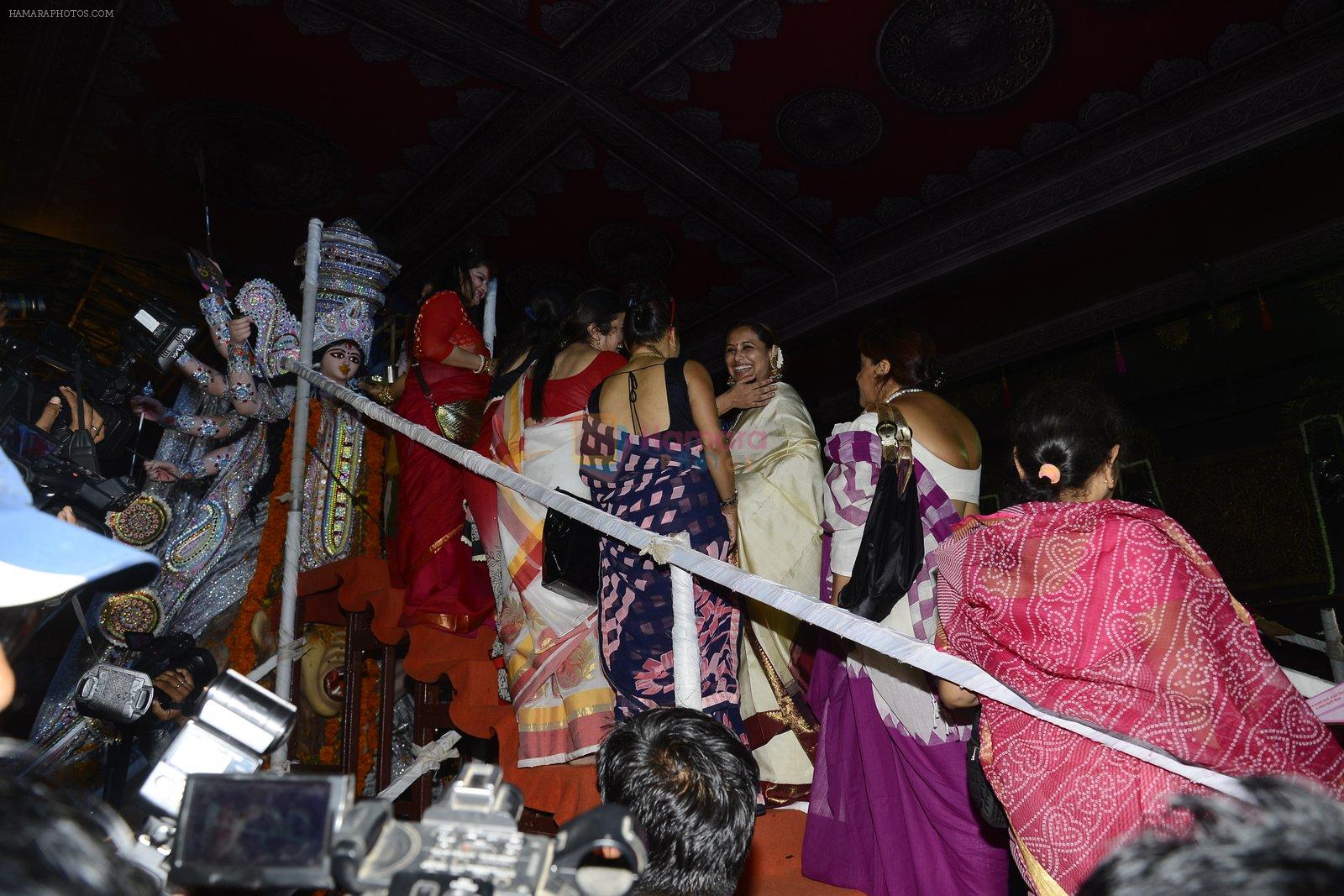 Rani Mukherjee at Durga Pooja on 11th Oct 2016