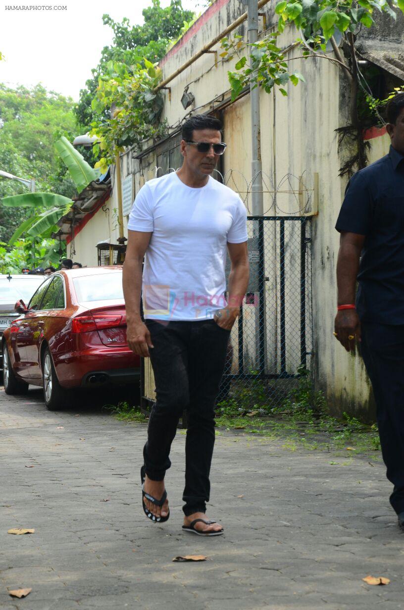 Akshay Kumar at Shilpa Shetty's father's funeral on 12th Oct 2016