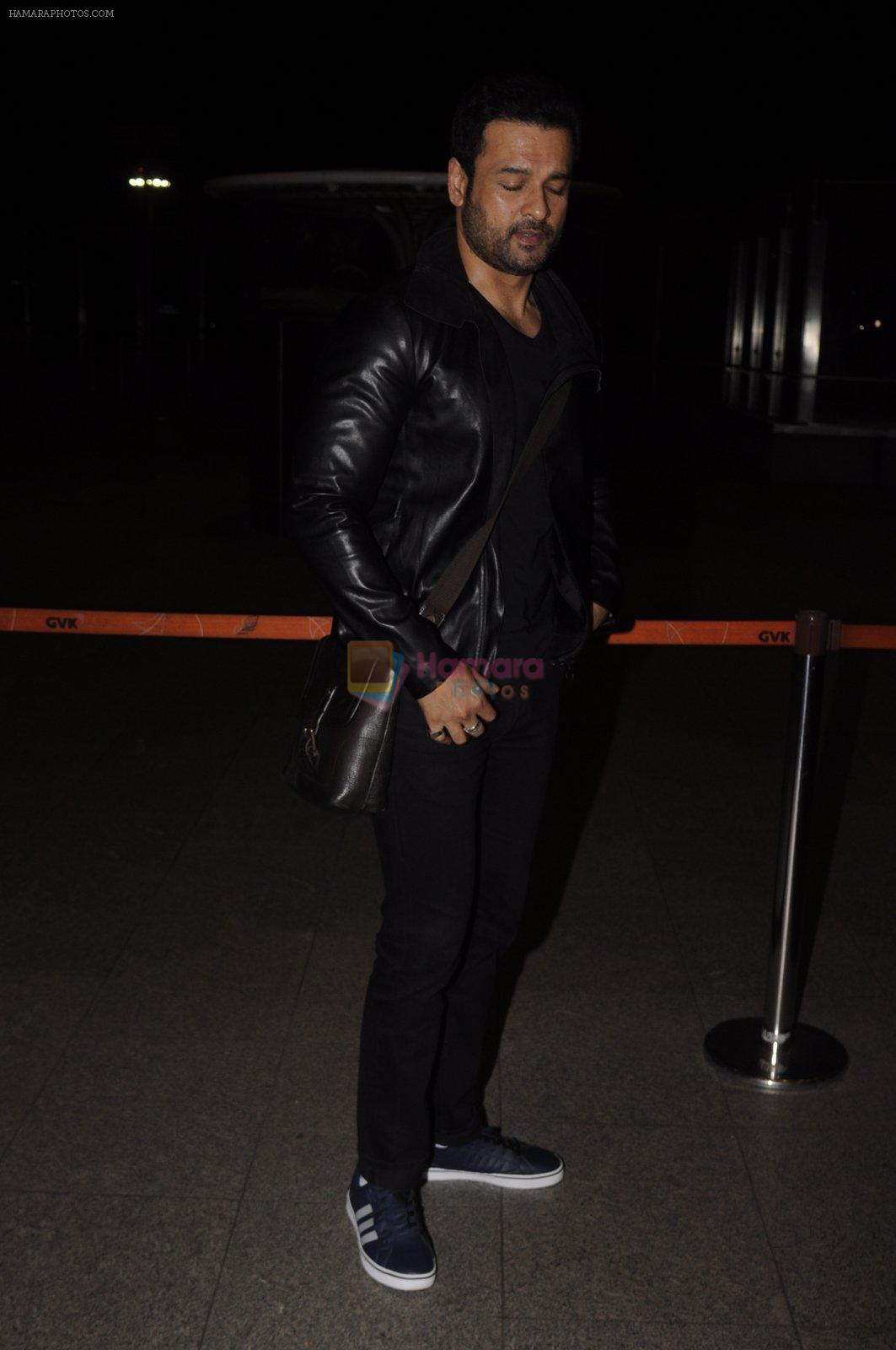 Rohit Roy snapped at airport on 13th Oct 2016