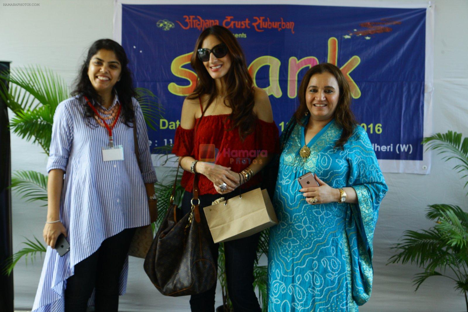 Suzanne Khan inaugurate Archana Trust exhibition on 12th Oct 2016