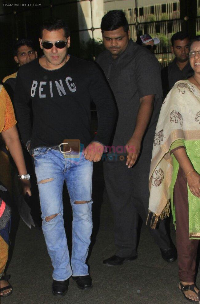 Salman Khan snapped at airport on 13th Oct 2016