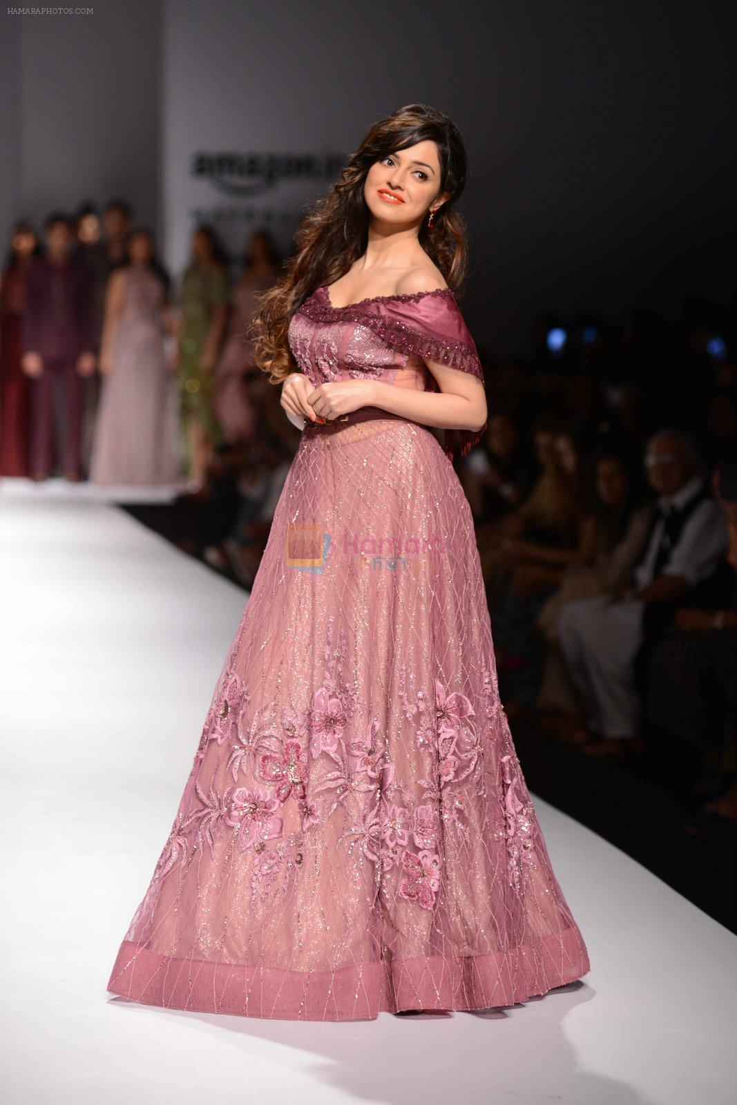 Divya Khosla Kumar walks for soltee by sulakshna monga on 16th Oct 2016