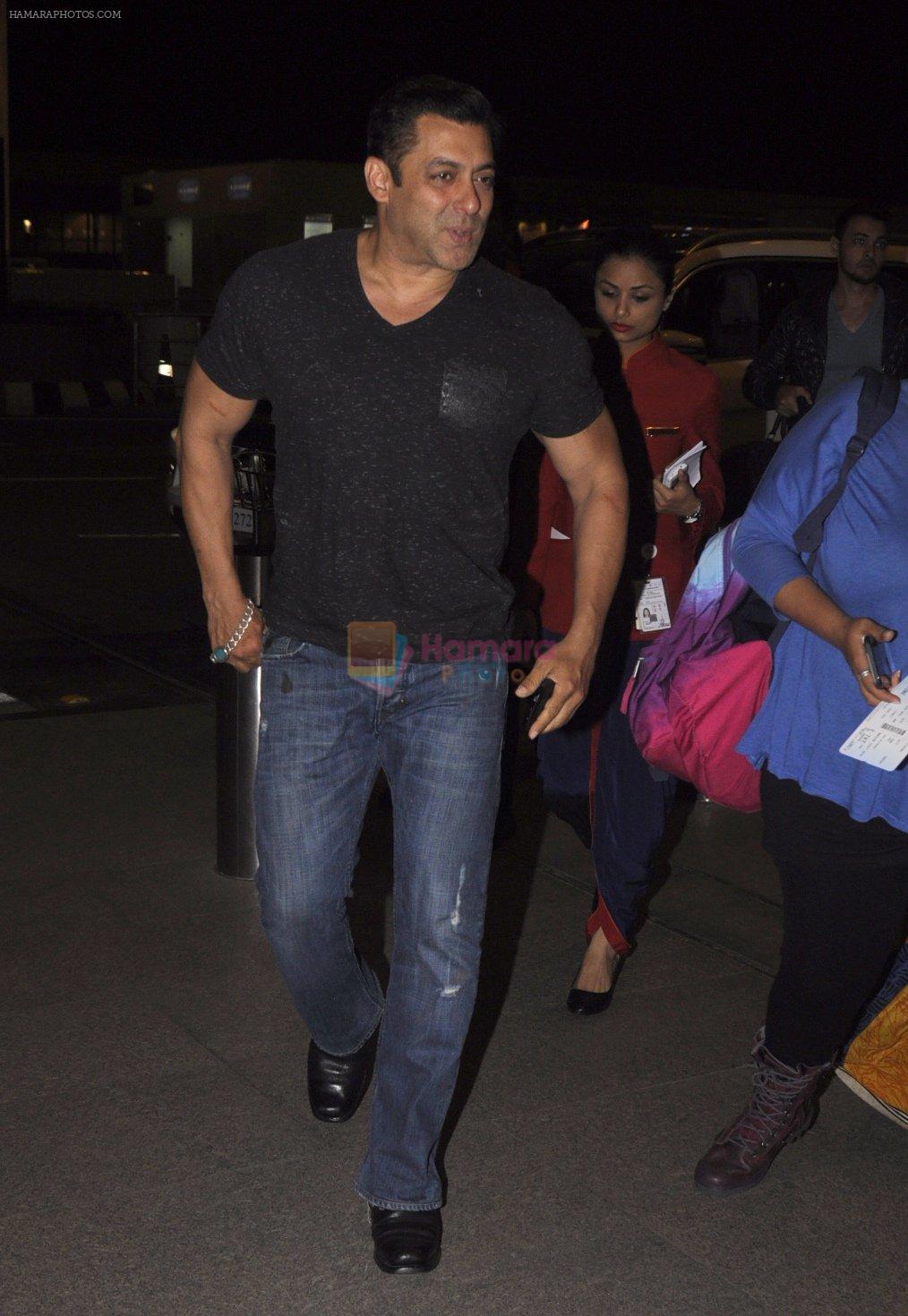 Salman Khan snapped at airport on 16th Oct 2016